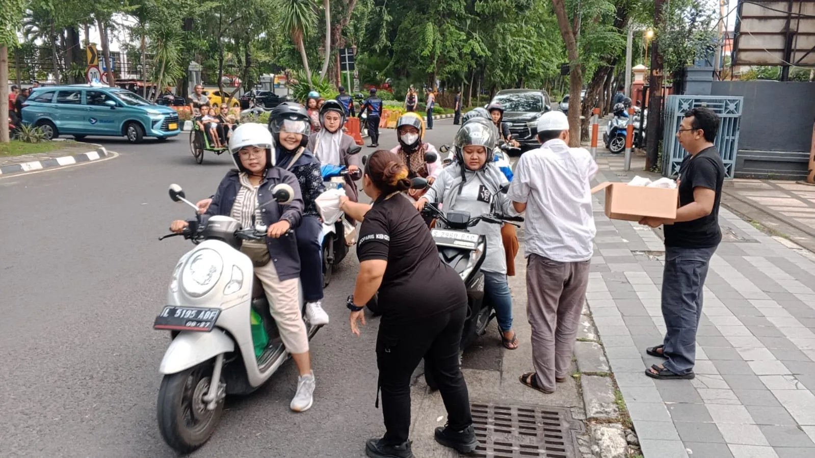 AWS Tebar Kebaikan: 200 Paket Takjil Dibagikan kepada Pengguna Jalan