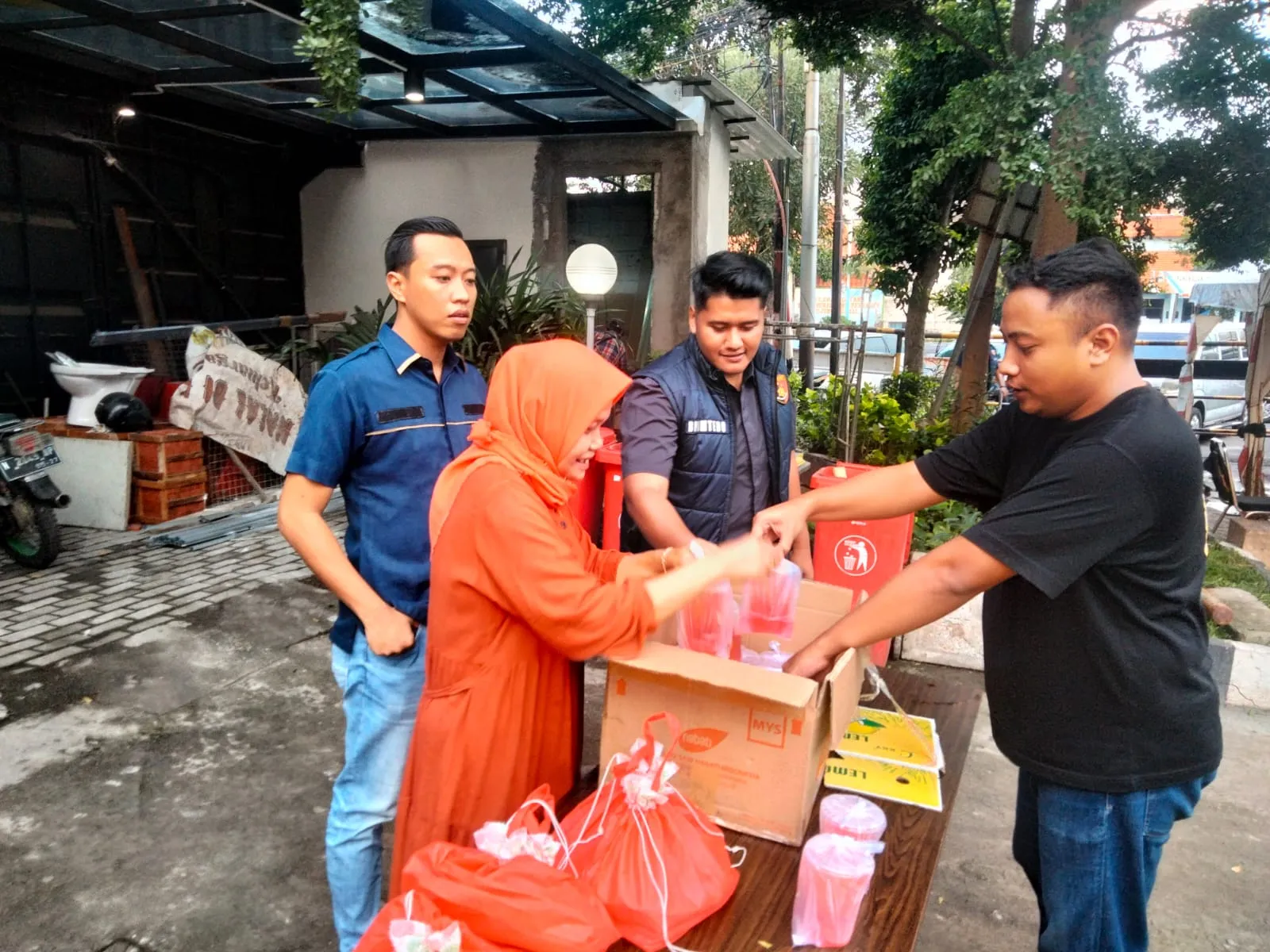 Berbagi di Bulan Suci: Satreskrim Polres Pelabuhan Tanjung Perak Bagikan Takjil untuk Masyarakat Surabaya