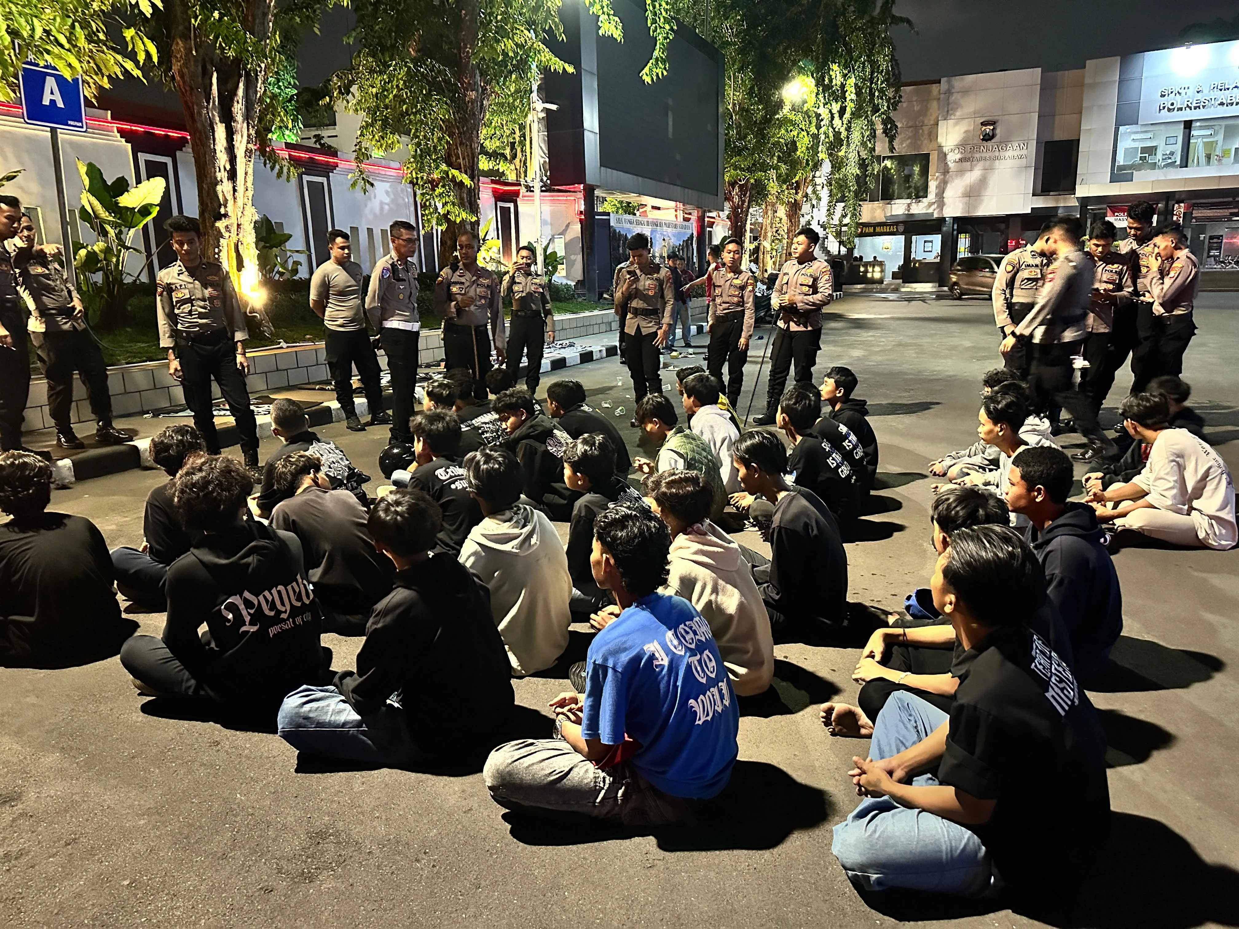 34 Pemuda Berpakaian Hitam Diamankan Polrestabes Surabaya Usai Konvoi di Depan Grahadi Surabaya