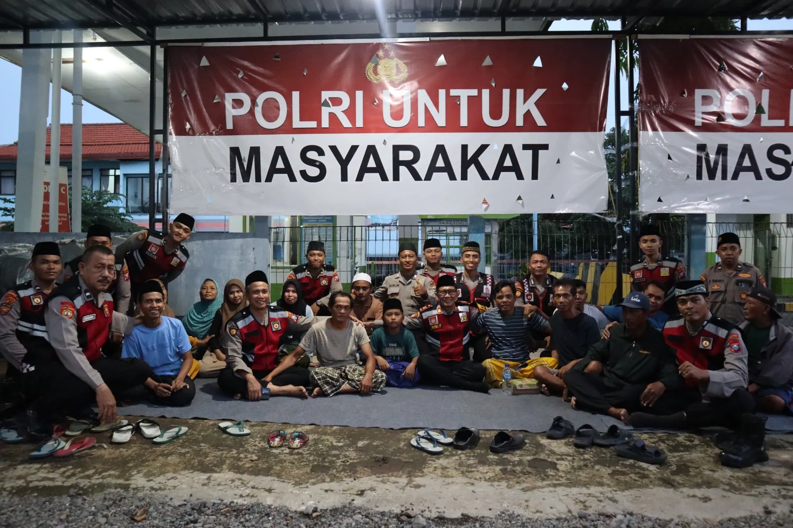 Polres Pelabuhan Tanjung Perak Gelar Buka Bersama dan Berbagi Takjil dengan Anak Jalanan