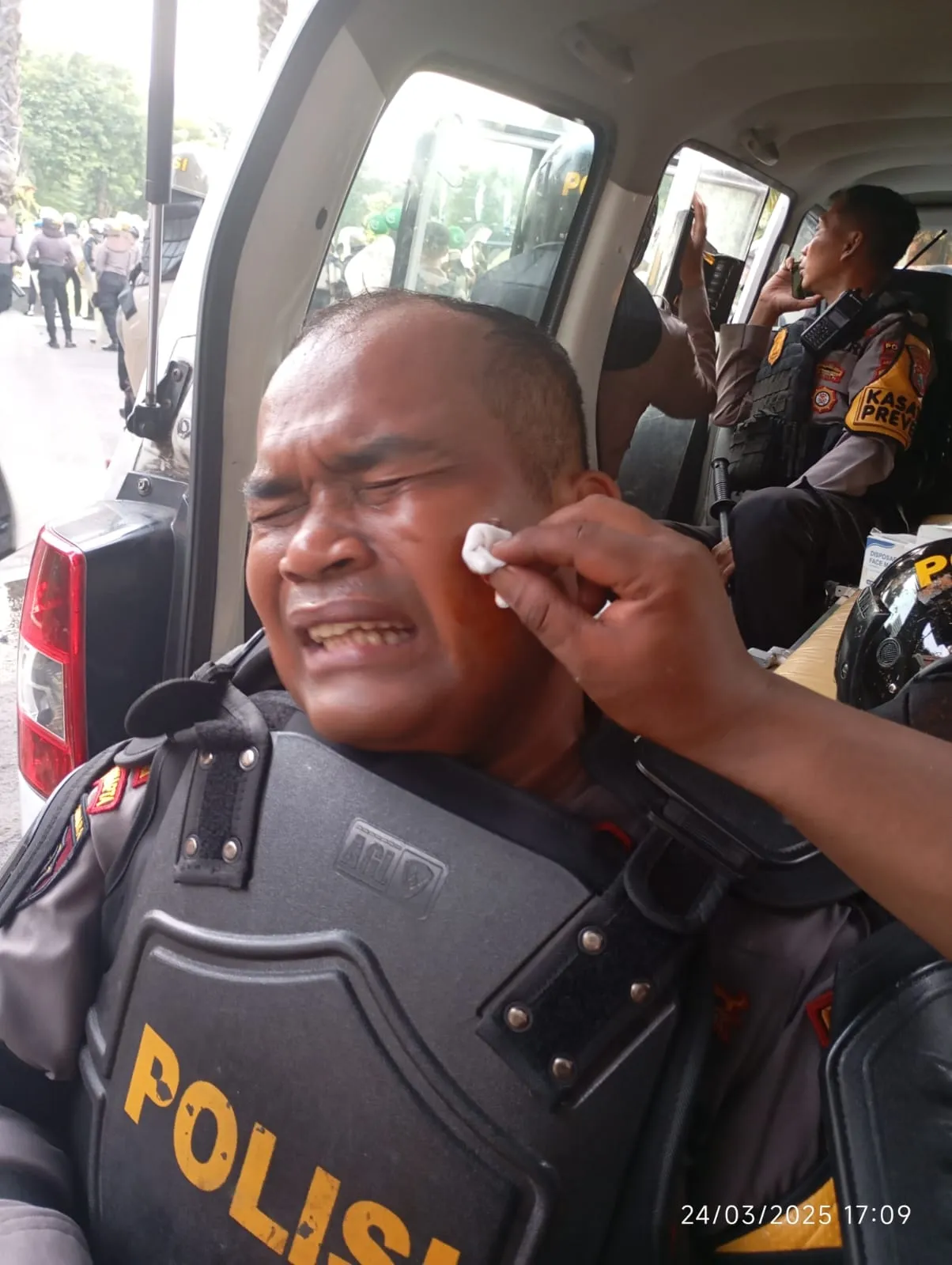 Demo Tolak RUU TNI di Surabaya Ricuh, 15 Polisi Terluka dan Fasilitas Umum Rusak