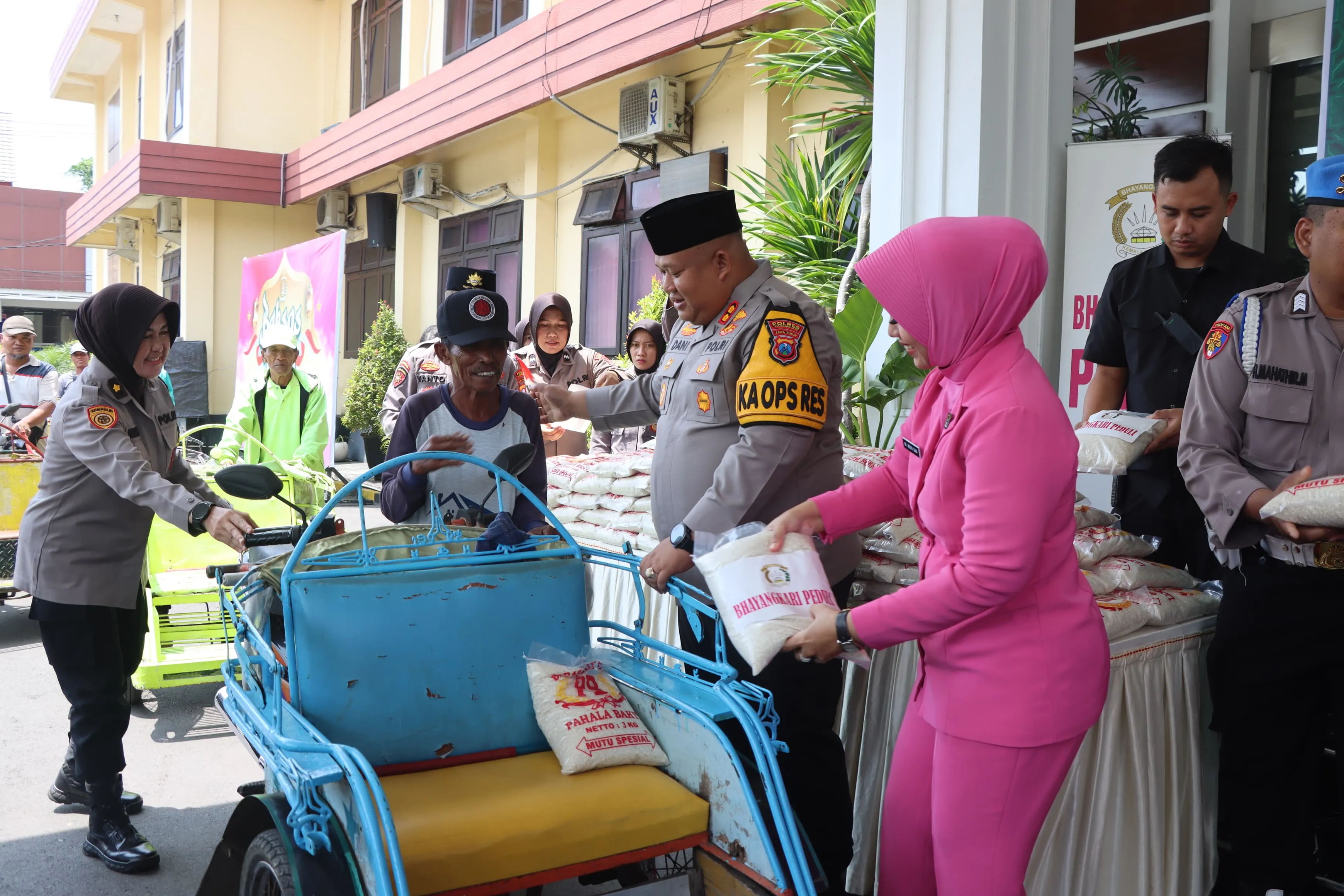 Kapolres Pasuruan Berikan Zakat Fitrah kepada Tukang Becak dan Anak Yatim