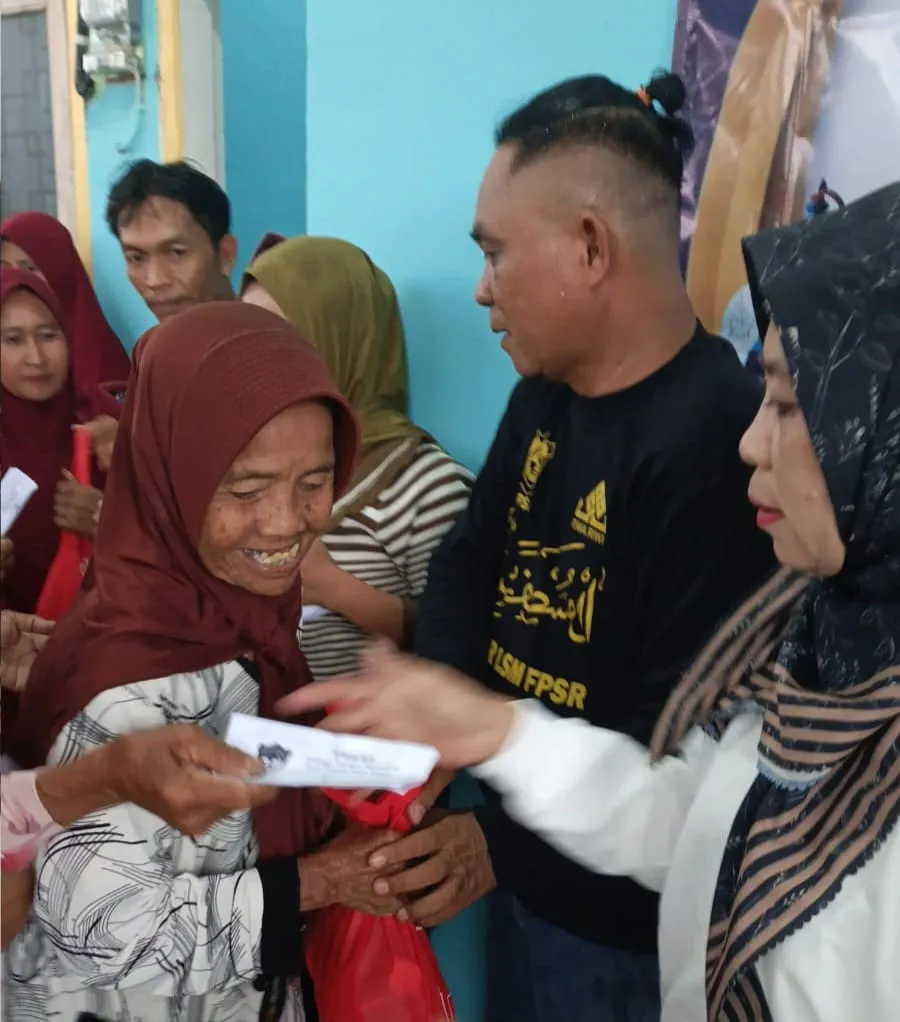 Peduli Warga Sekitar Dan Wujud Rasa Syukur, Ketua LSM FPSR Bagikan Ratusan Paket Sembako Kepada Ratusan Anak Yatim