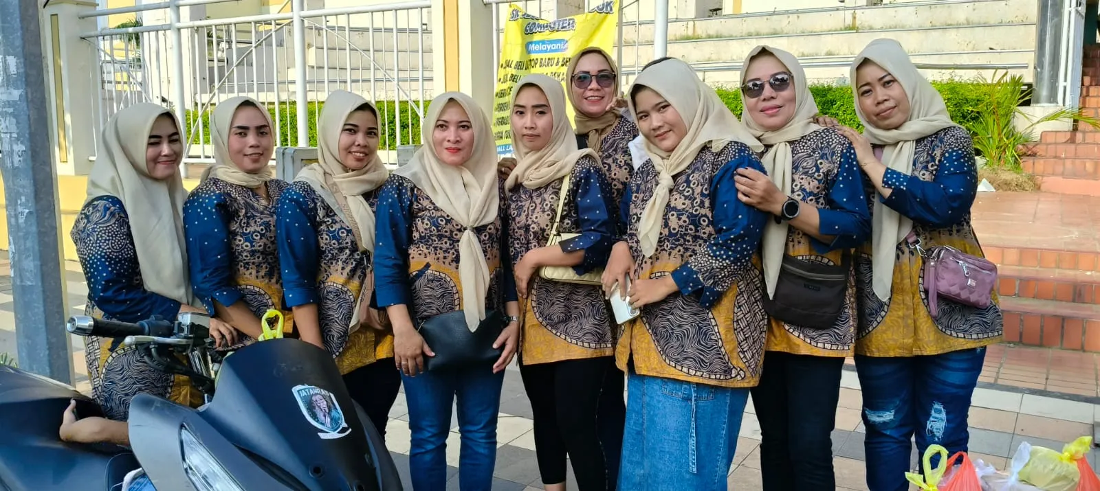 Persatuan Istri-Istri Wartawan Berbagi Ratusan Takjil Untuk Penguna jalan di THR Kusuma Bangsa