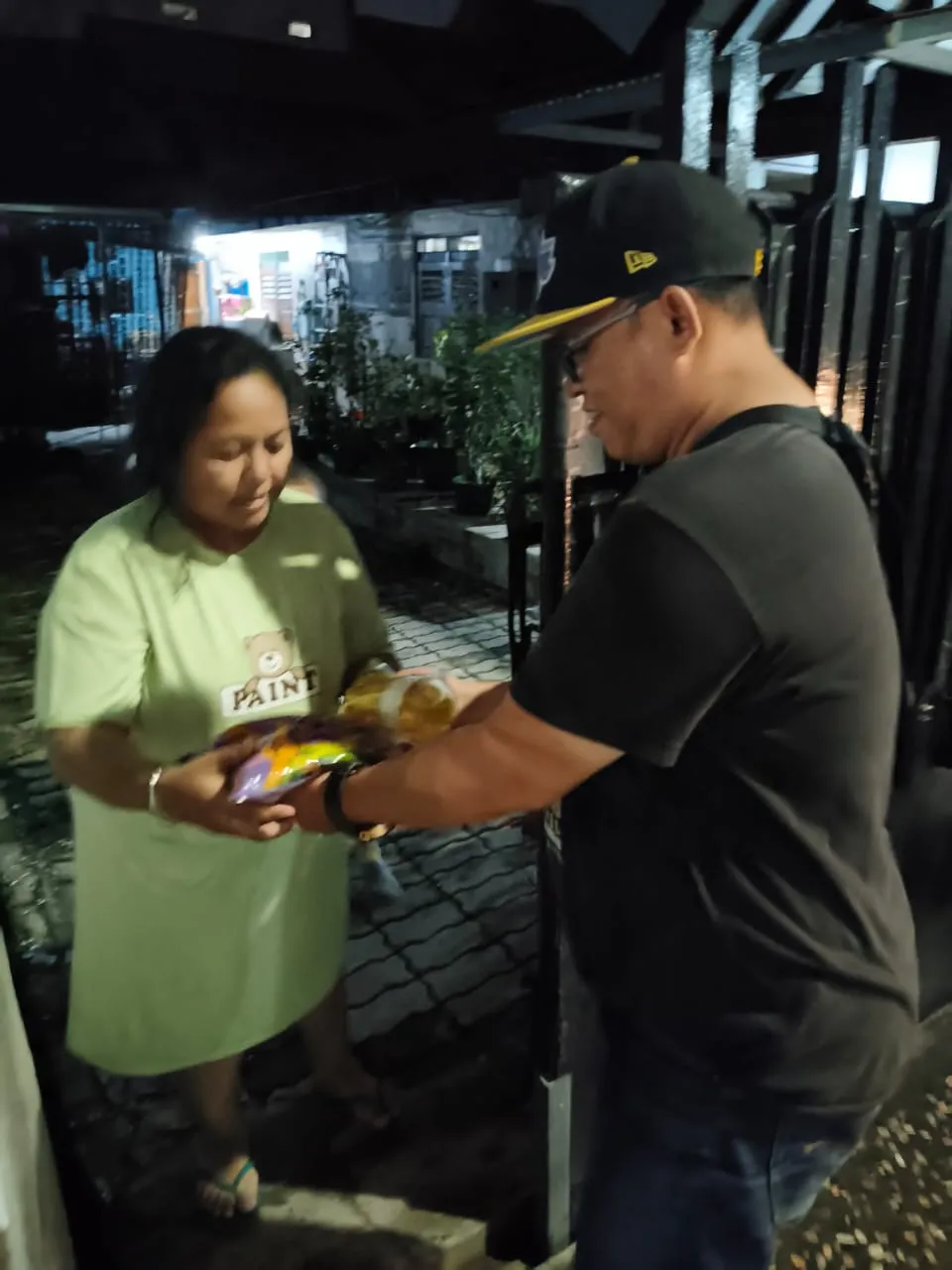 Bonek Warga Simo Rejo Giat Bakti Sosial Bagikan Sembako