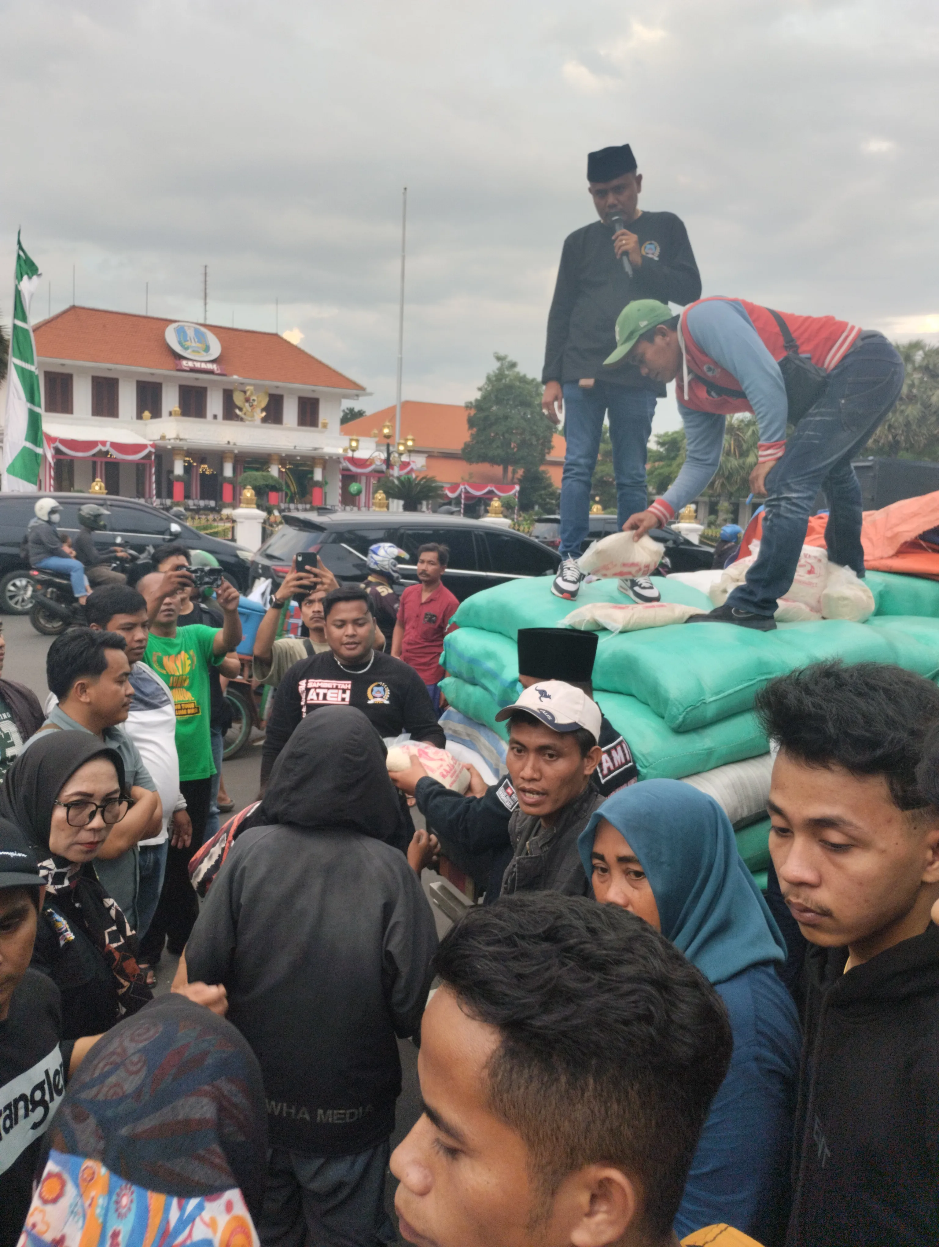 Aliansi Madura Indonesia Giat Bagikan 1200 Sembako di Bulan Suci Romadhan