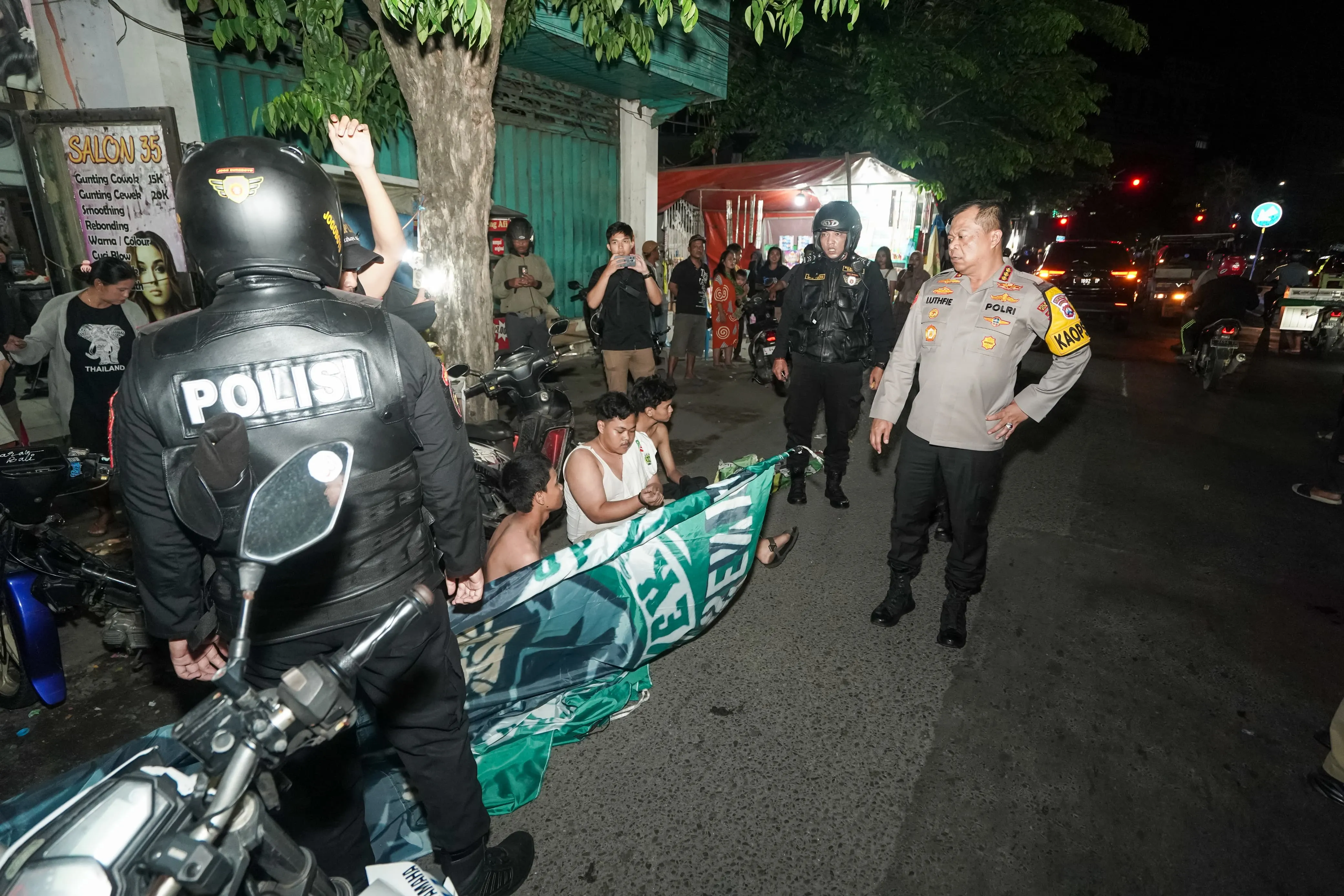 Polrestabes Surabaya Amankan Belasan Remaja Konvoi Tutup Jalan Saat Malam Takbir