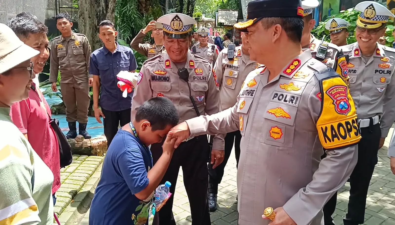 Patroli Jalan Kaki Kapolrestabes Surabaya di KBS, Bagi Cokelat dan Jamin Keamanan Pengunjung