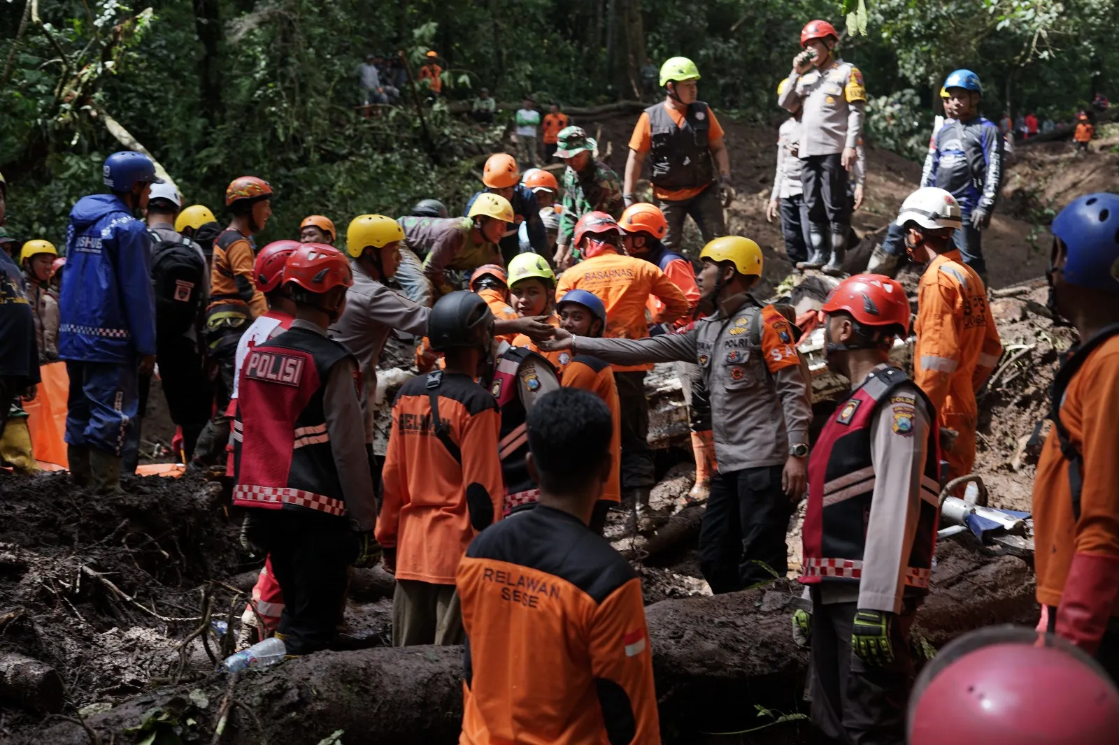 Hari Kedua Evakuasi, Polisi dan Tim SAR Gabungan Berhasil Temukan 9 Korban Longsor di Pacet Mojokerto