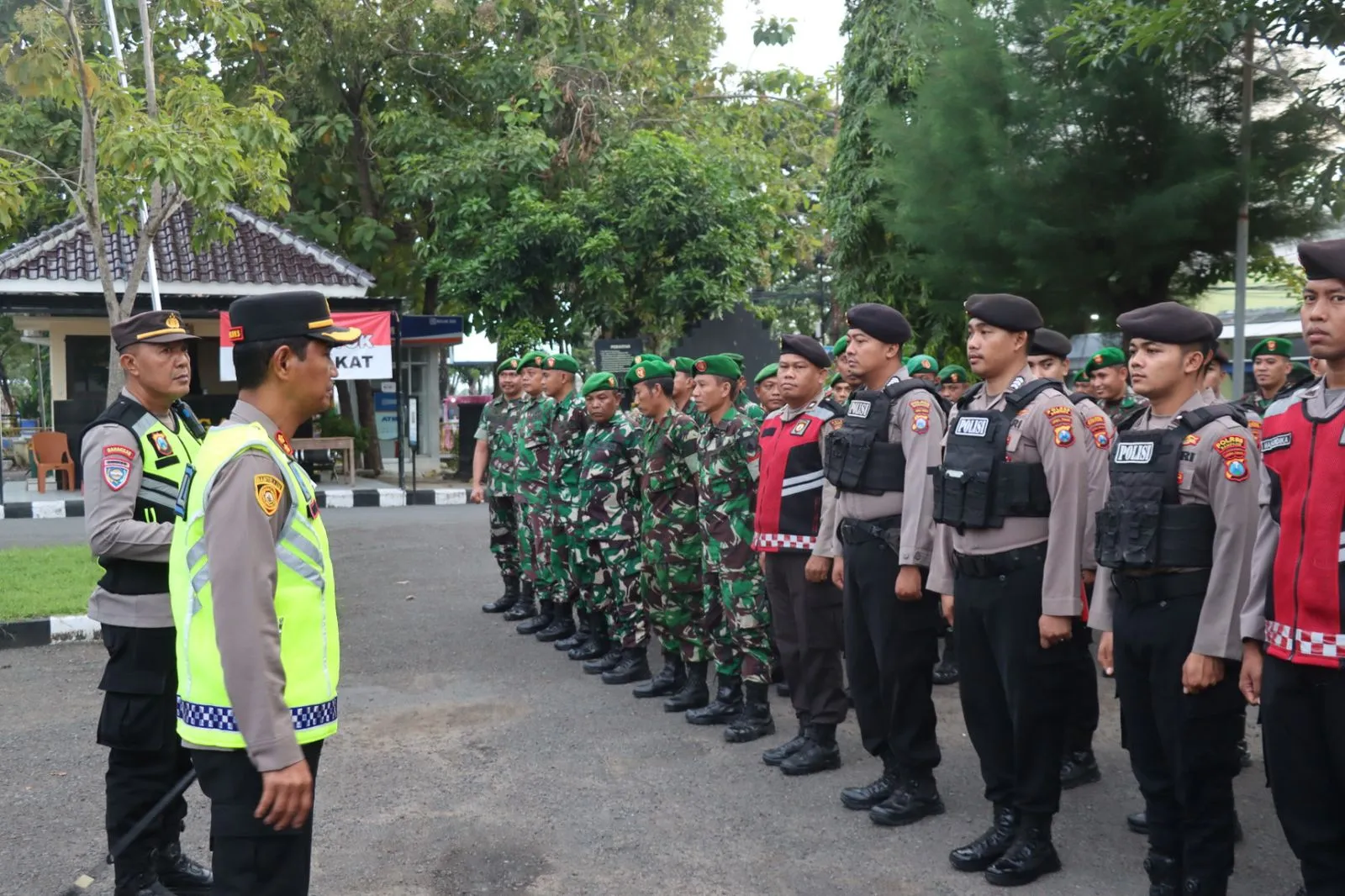 Personil Gabungan TNI-Polri Dan Pemkab Sampang Siap Amankan Halalbihalal Bupati Dan Wakil Bupati Sampang