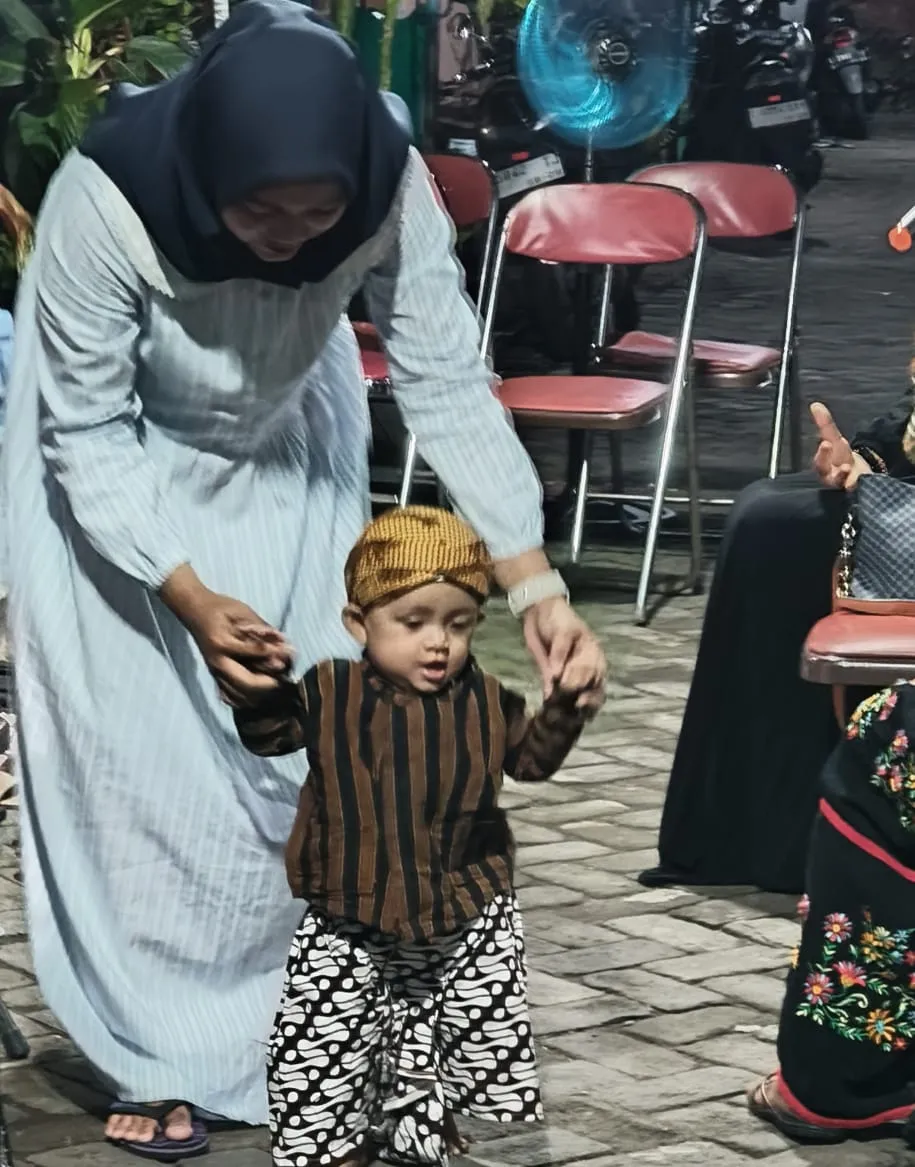 Gelar Tedhak Siten ( Turun Tanah ) Moratta Arga Putra ke 2 Putra Dari Agus Setiawan dan Safira Yanuar Sinta