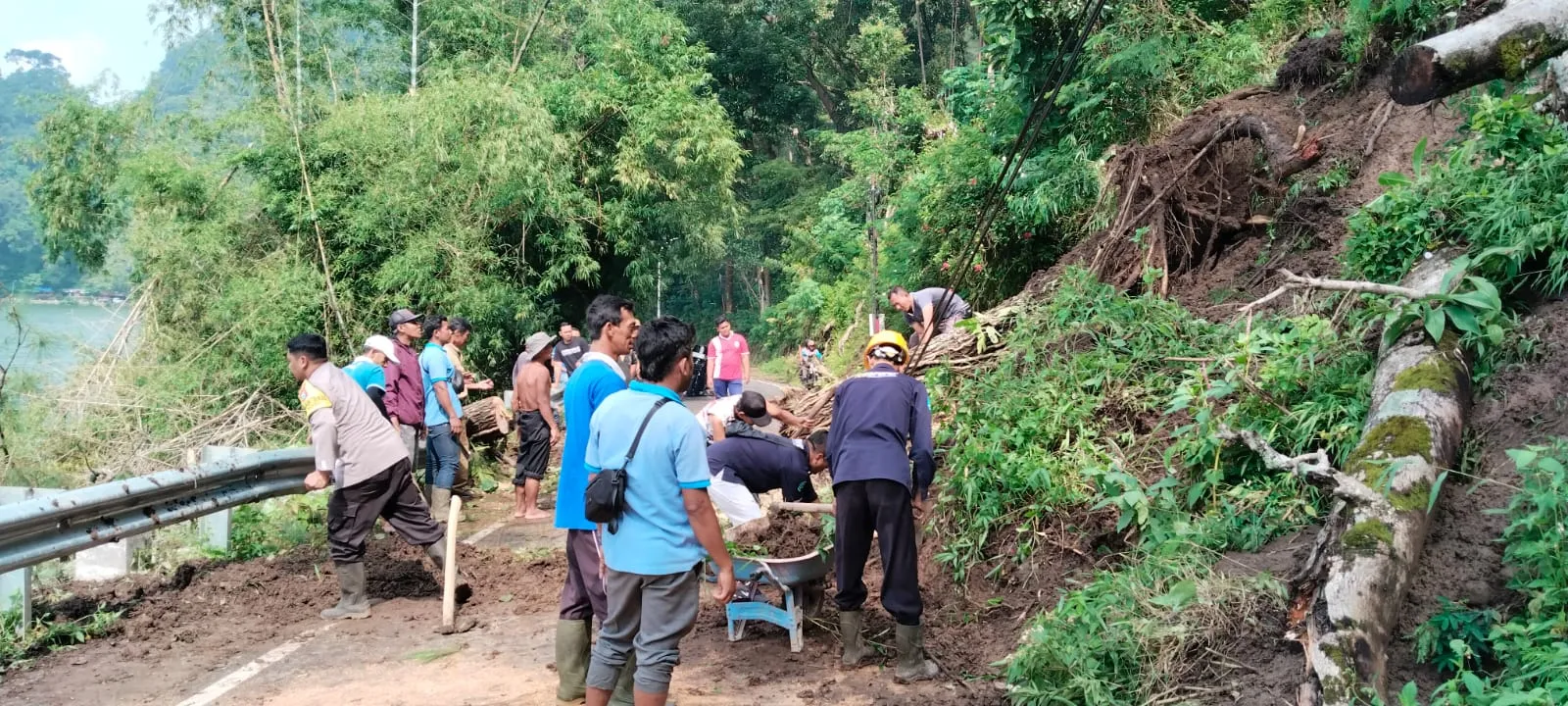 Polisi bersama TNI dan Warga Bersihkan Longsor Jalur Wisata Telaga Ngebel di Ponorogo Kembali Normal
