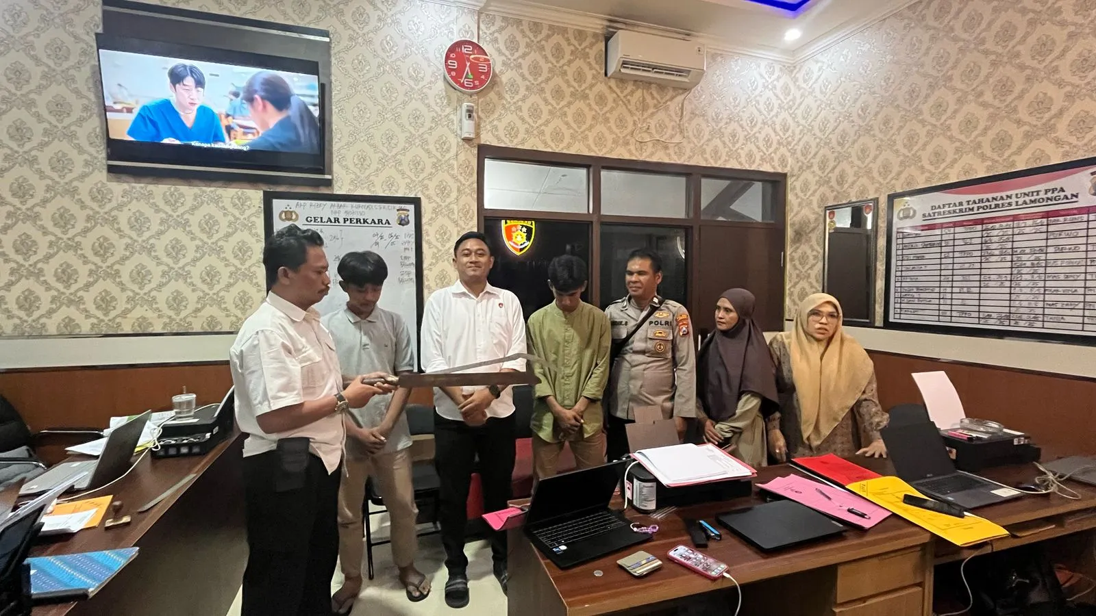 Polres Lamongan Amankan Dua Remaja Diduga Gangster Bersajam Yang Aksinya Viral di Medsos