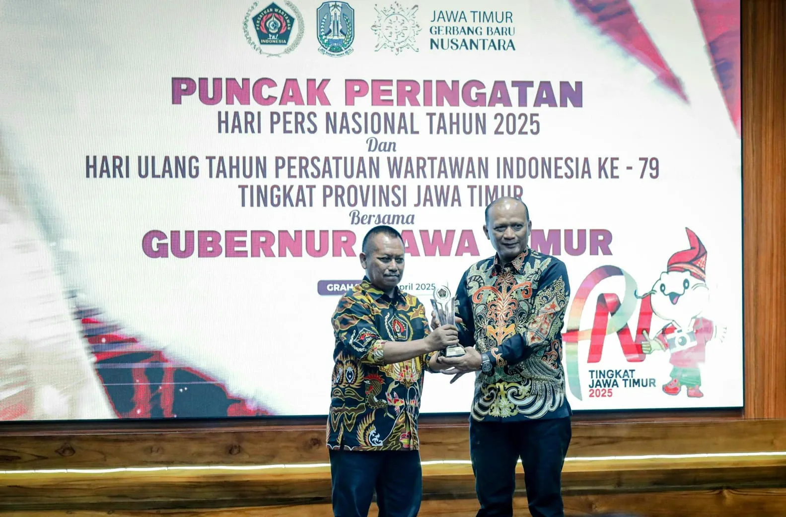 Kapolda Jatim Raih Penghargaan Prapanca Award di Puncak HPN 2025