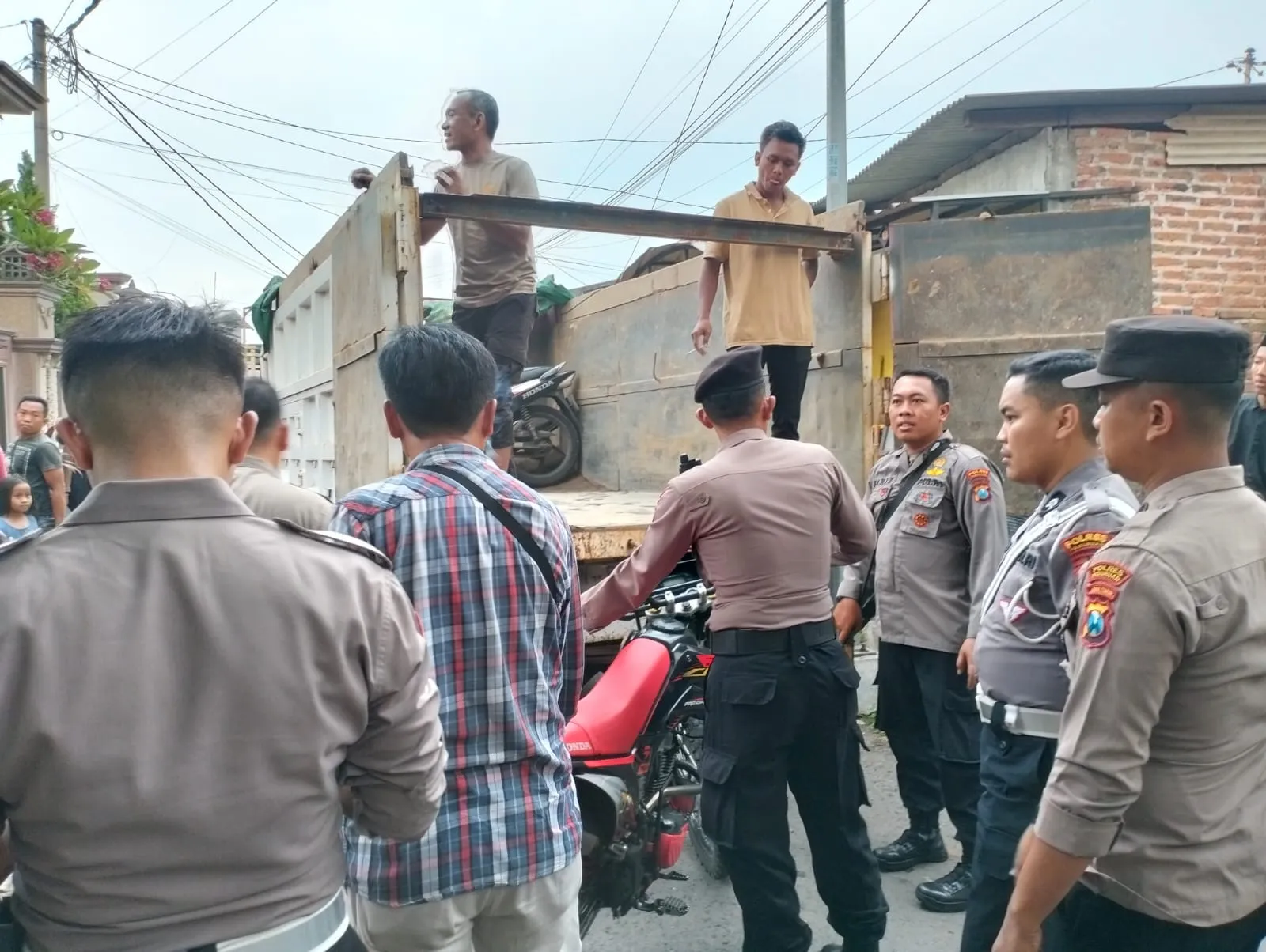 Polisi Bongkar Arena Judi Sabung Ayam di Beji Pasuruan, 25 Motor Pelaku Diamankan