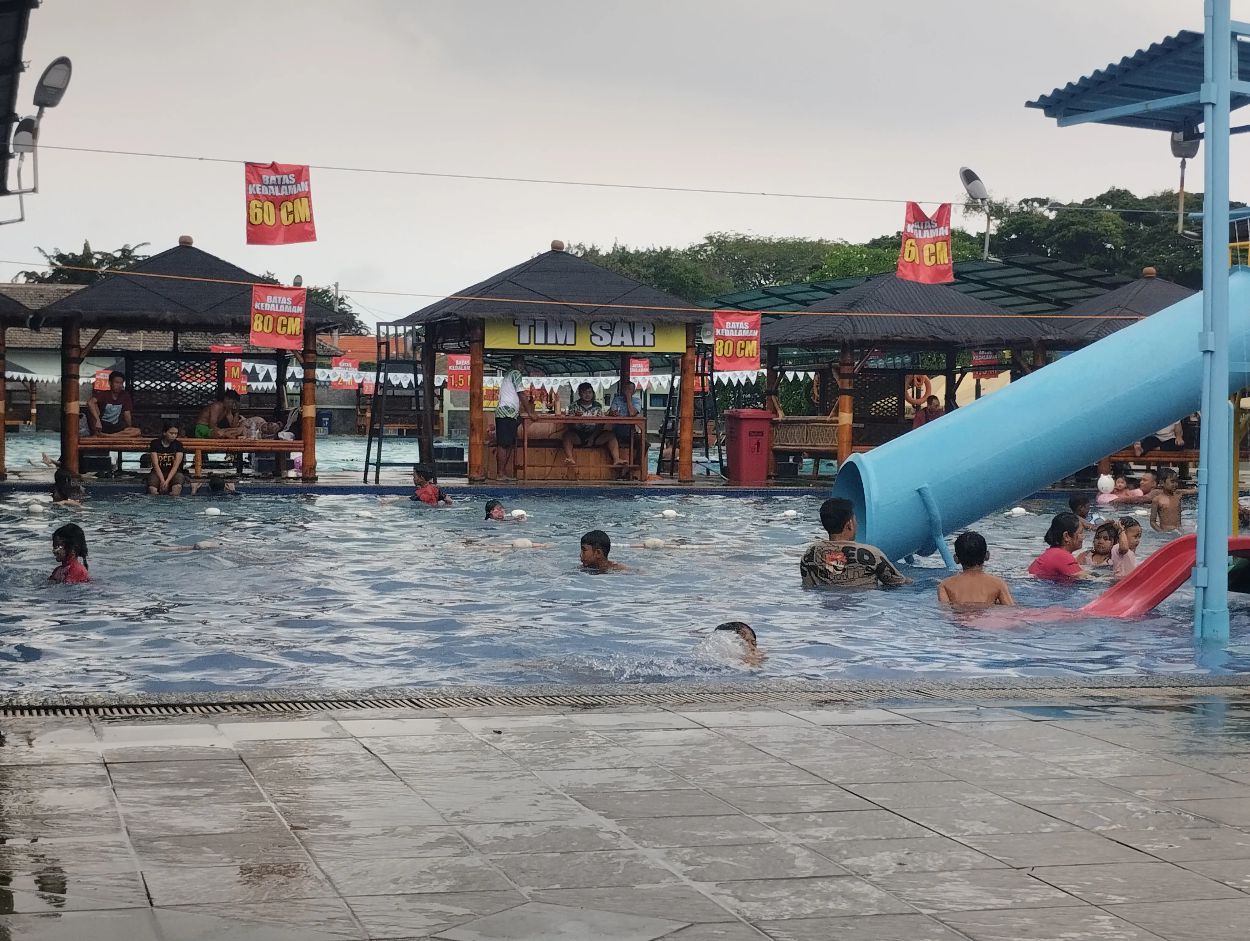 Kolam Renang Kodam Brawijaya itu Masih Menjadi Idola untuk Menghabiskan Masa Liburan Seperti Idhul Fitri Tahun ini.