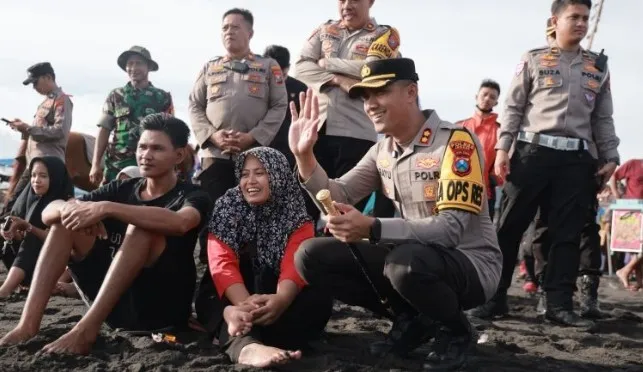 Kapolres Jember dan Jajaran Patroli Dialogis Libur Lebaran di Lokasi Wisata