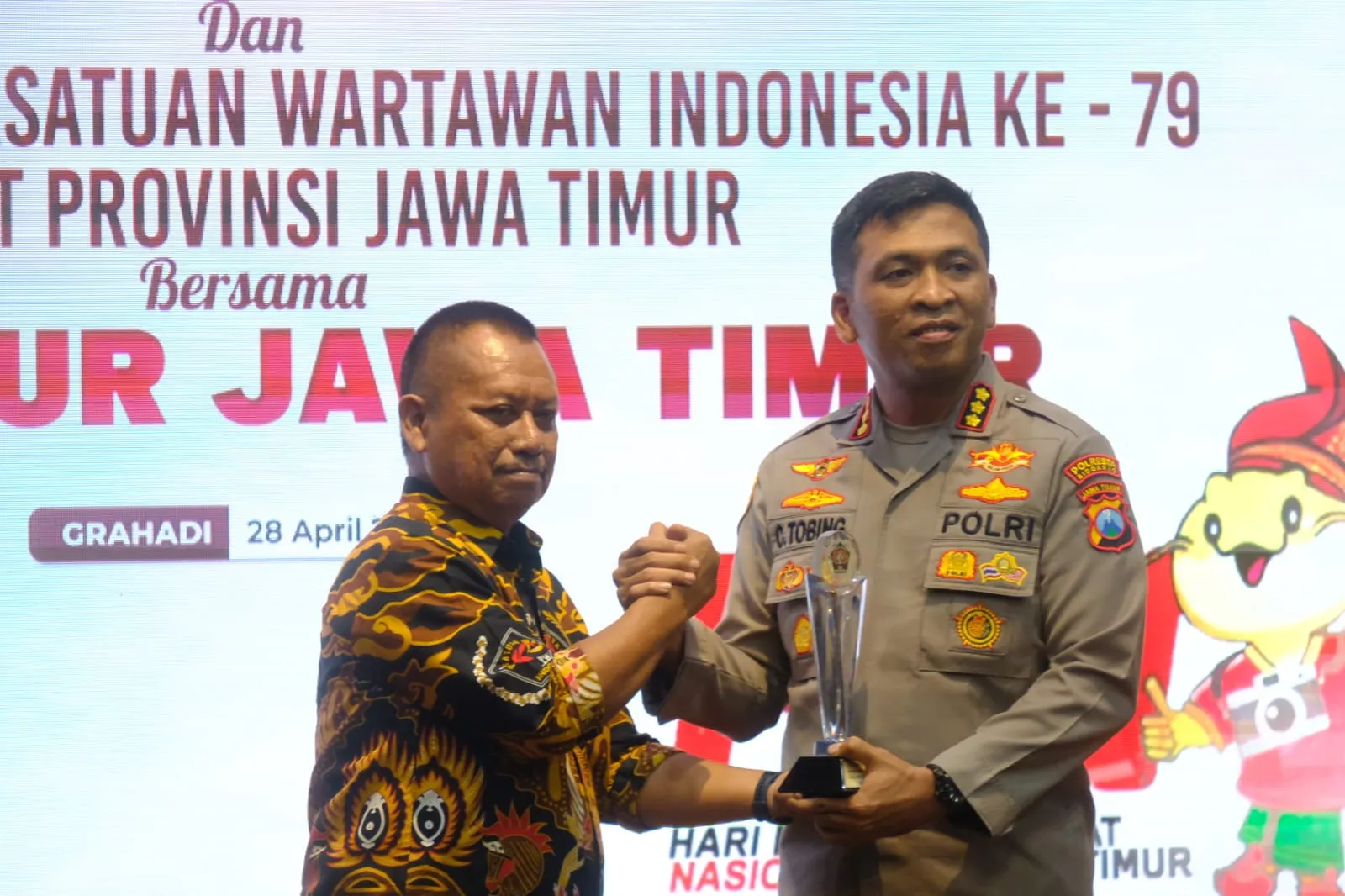 Dinilai Inovatif, Kapolresta Sidoarjo Terima Penghargaan dari PWI Jatim