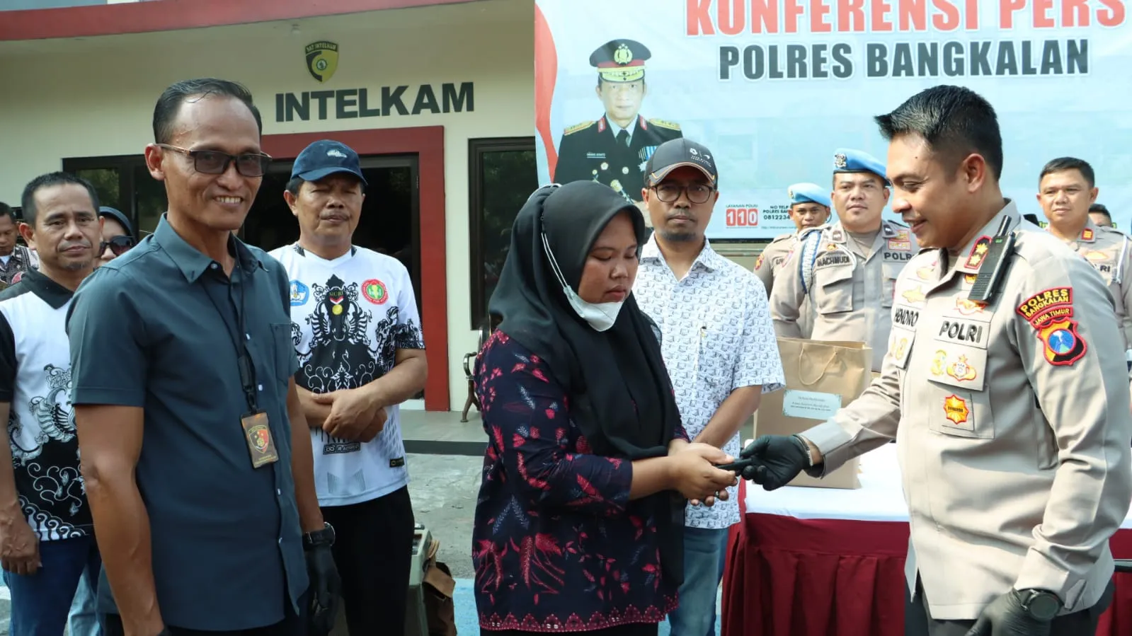 Jadi Kado Hardiknas, Kapolres Bangkalan Serahkan Sepeda Motor Guru yang Jadi Korban Begal