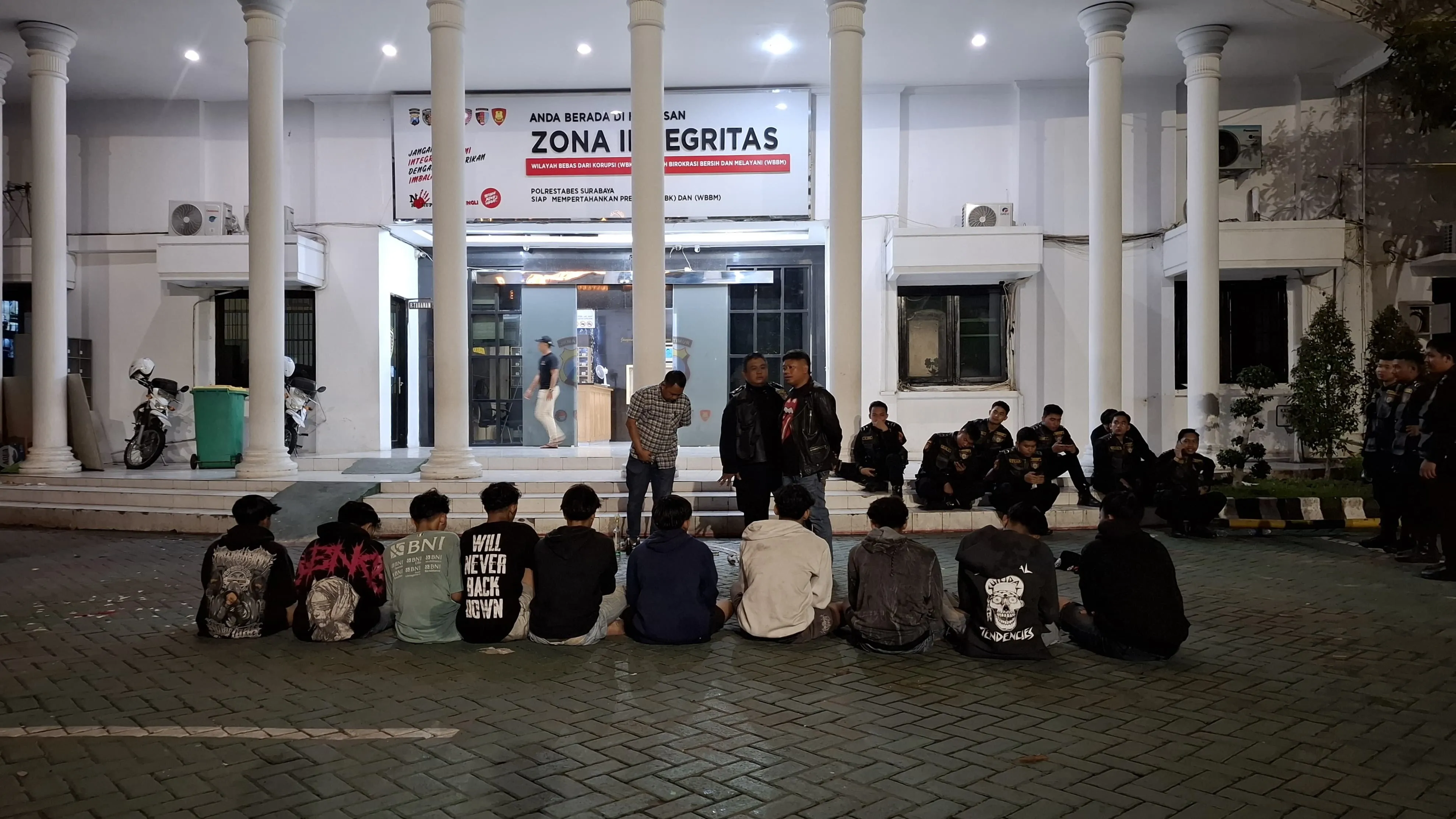 Dalam Operasi Pekat Semeru 2025 Polrestabes Surabaya Amankan Kelompok Pemuda yang Diduga Akan Tawuran