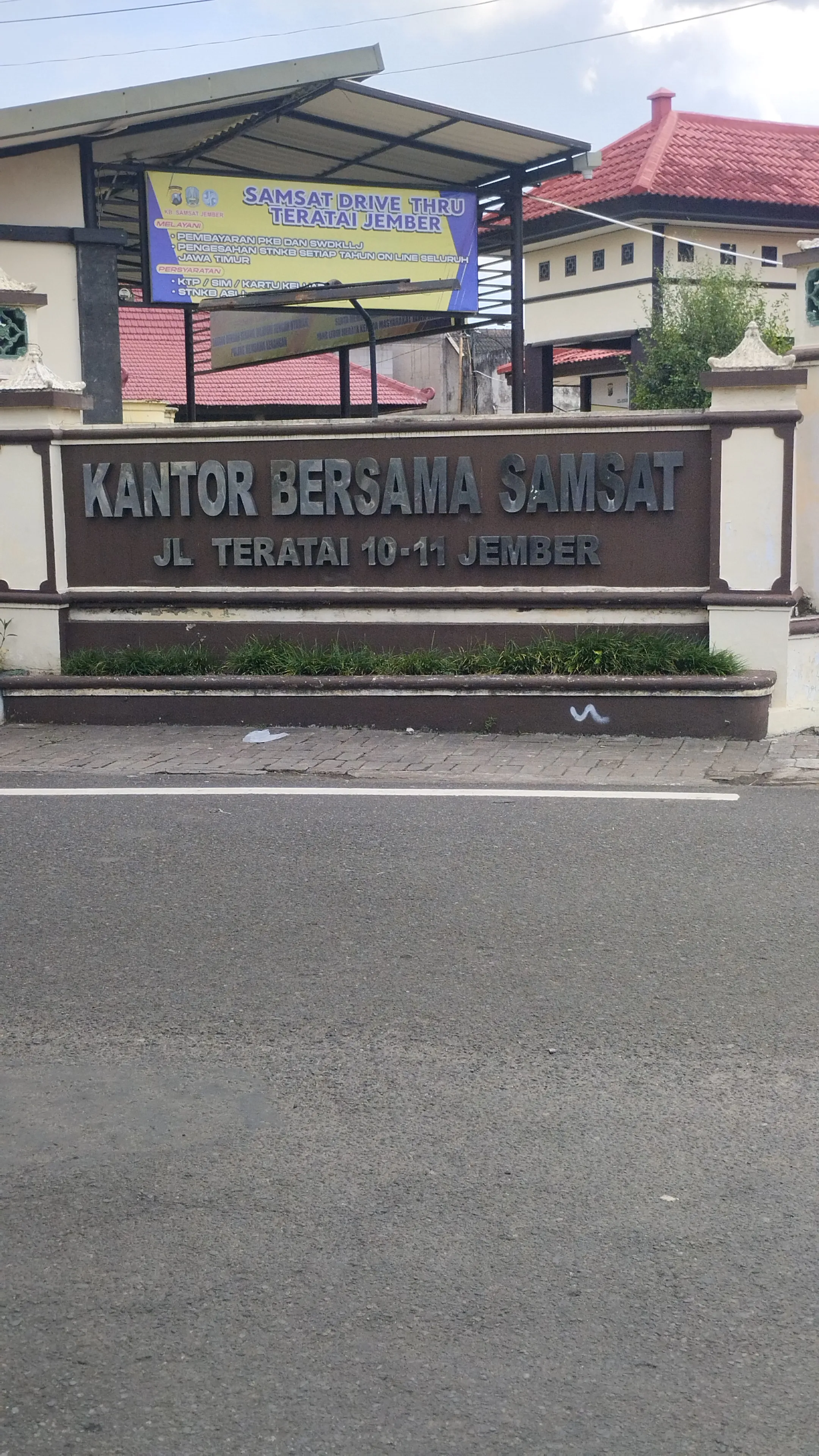 Kantor bersama Samsat Jember Sambut Hangat Awak Media dari Surabaya