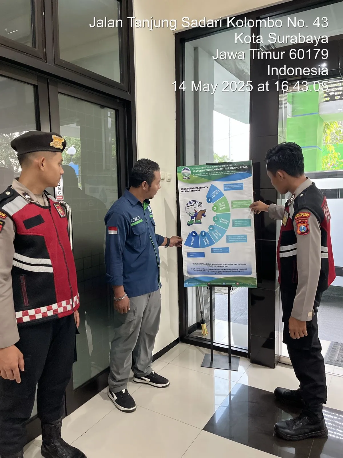 Antisipasi Cuaca Ekstrem, Unit Patroli Kota Presisi Polres Pelabuhan Tanjung Perak Koordinasi dengan BMKG