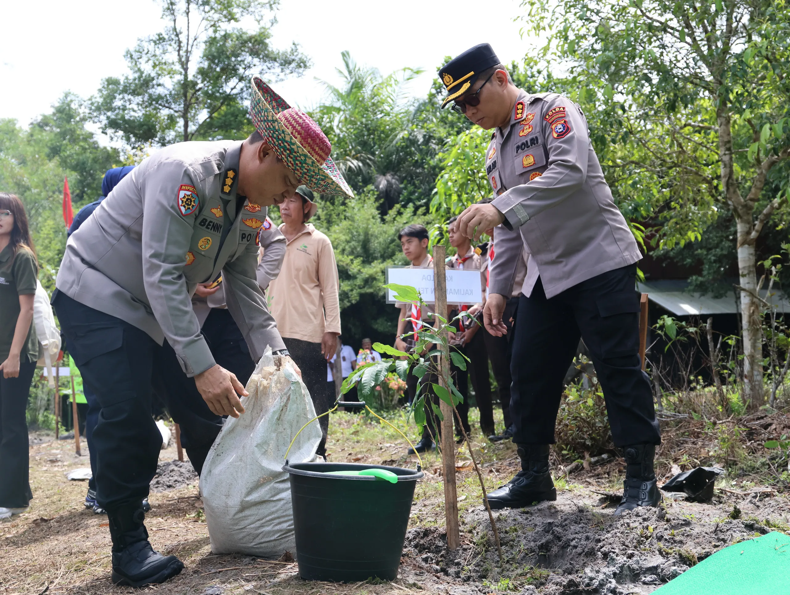 Dukung Kelestarian Alam, Irwasda Polda Kalteng Bersama Kabidhumas Hadiri Pelepasan Orang Utan di Hutan Nyaru Menteng