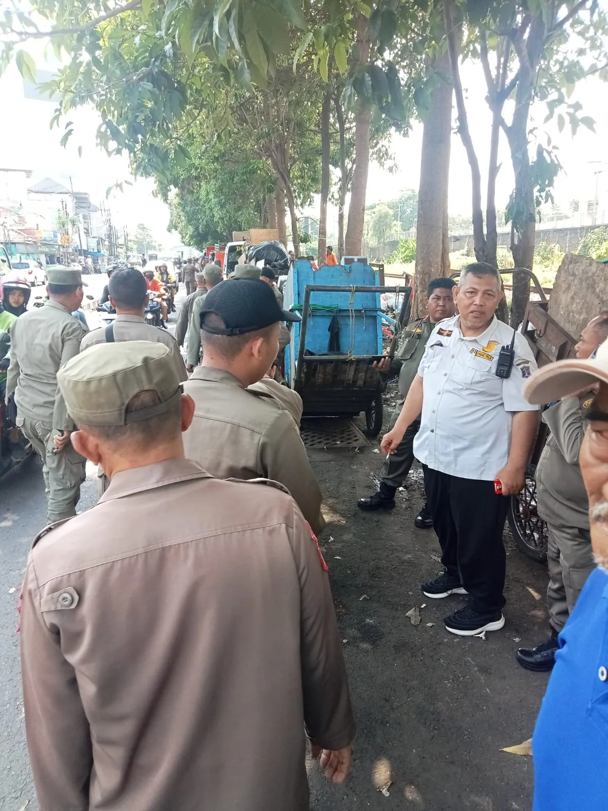 Satpol PP Kota Surabaya bersama Dinas Lingkungan Hidup menertibkan Tempat Pembuangan Sampah (TPS) Jetis Kulon - Wonokromo.