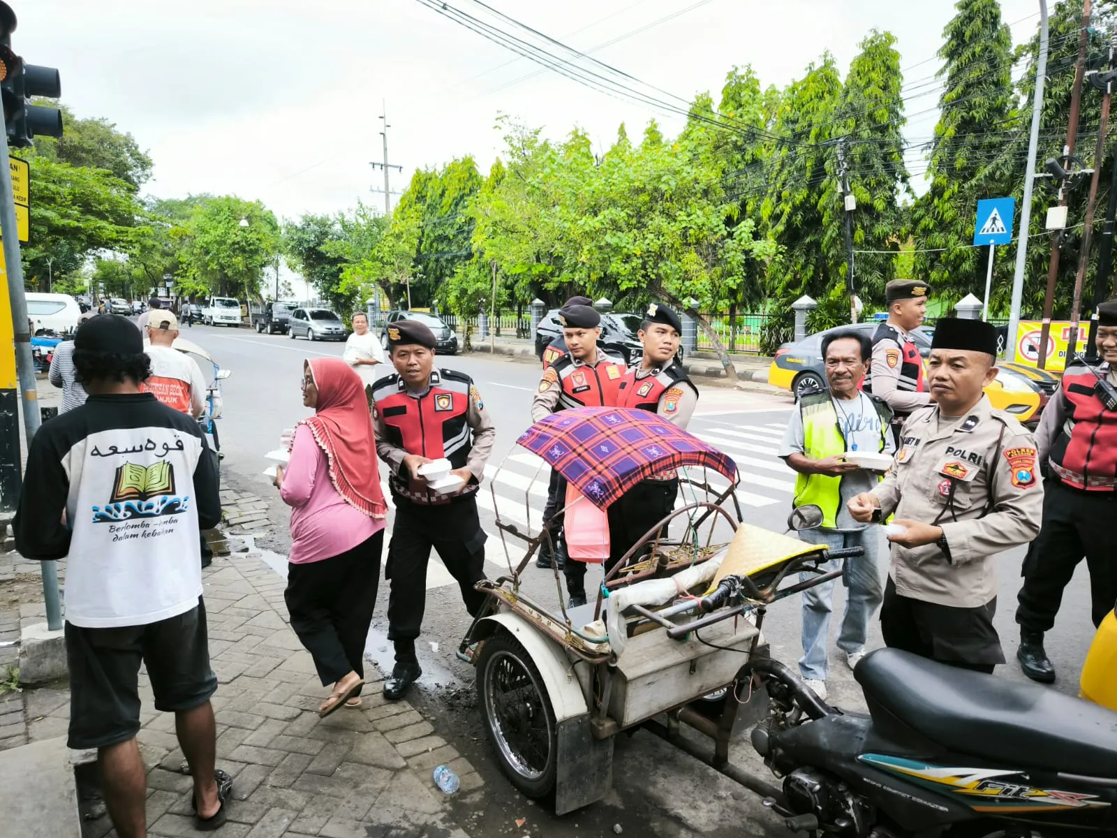 Patroli Kota dan Berbagi Jumat Berkah, Satsamapta Polres Nganjuk Jaga Kamtibmas Tetap Kondusif