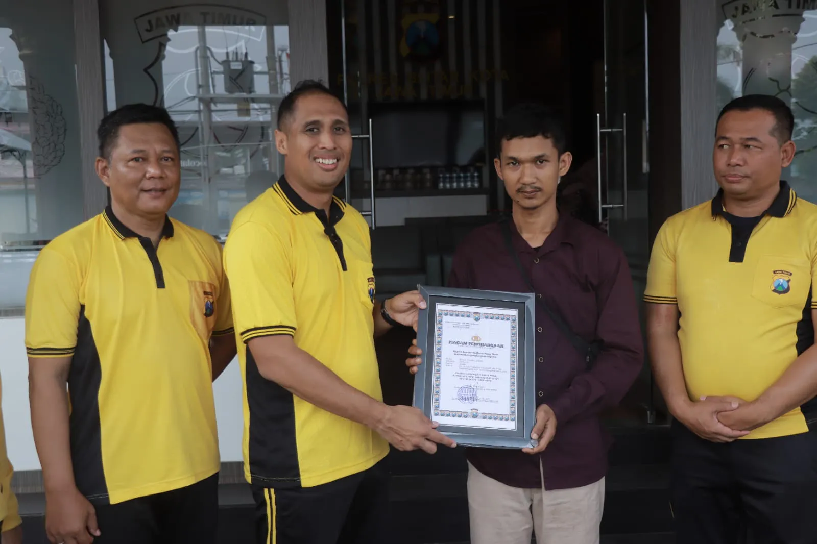 Kapolres Blitar Kota Beri Penghargaan Kepada Warga yang Bantu Ungkap Kasus Pembakaran Mobil