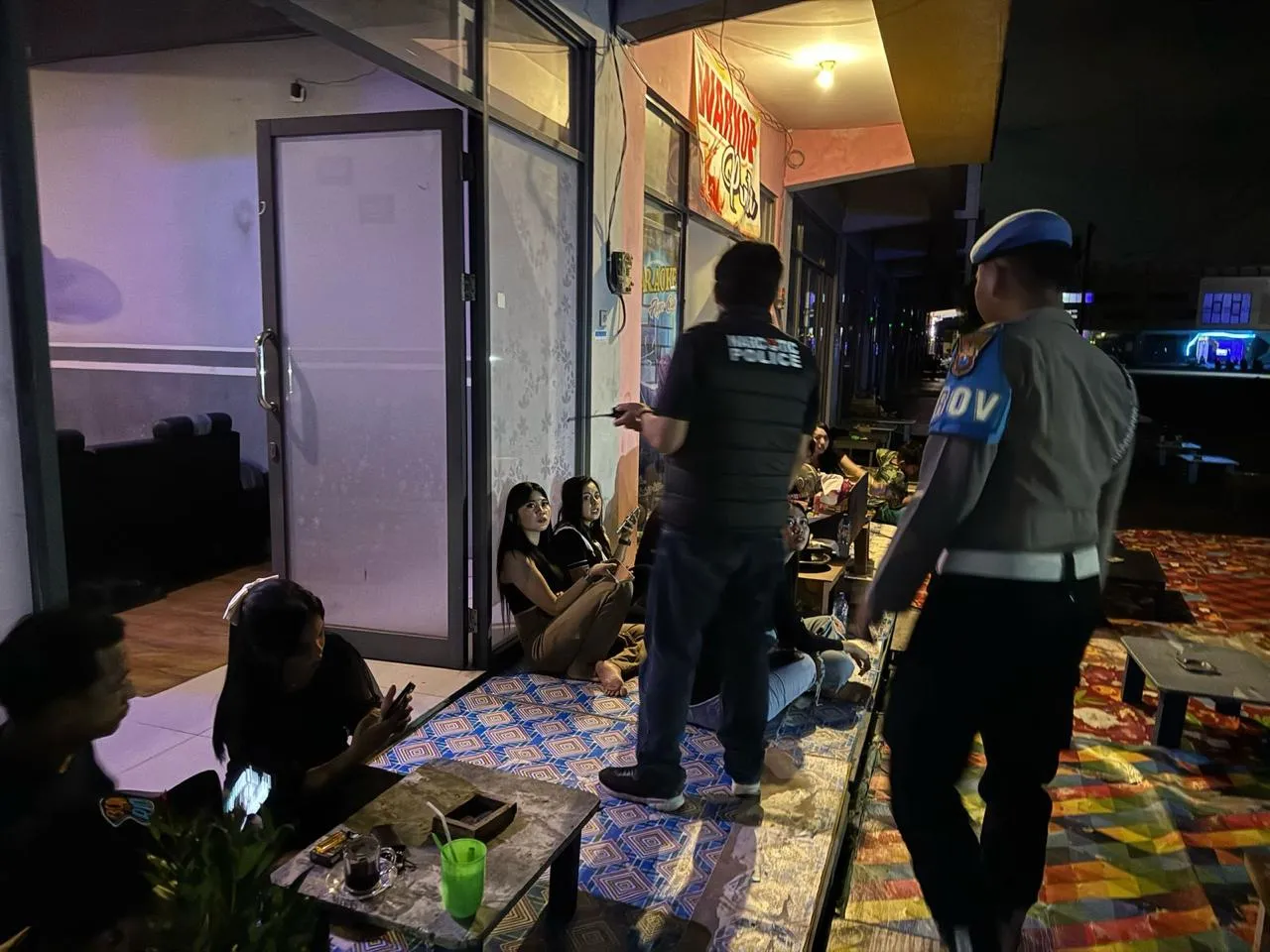 Polres Pasuruan Gelar Patroli Gabungan, Temukan Sajam dan Sisa Miras di Tempat Hiburan Malam