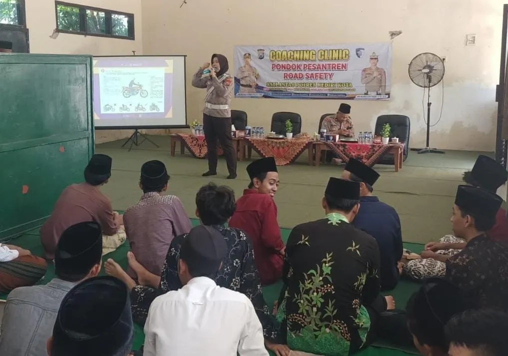 Sambut Hari Bhayangkara ke - 79, Polres Kediri Kota Gelar Coaching Clinic di Ponpes