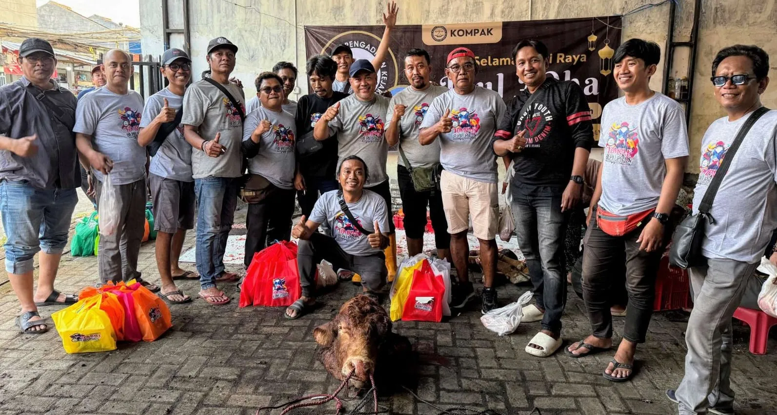Jurnalis KOMPAK Kurban Dua Sapi dan Tiga Kambing di Surabaya Idul Adha 2025