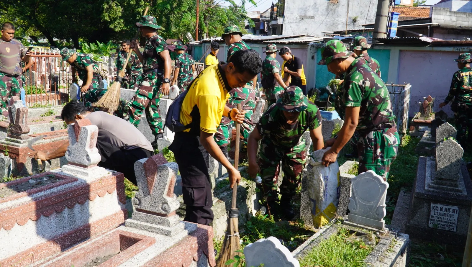 Kompak, TNI dan Polisi Bakti Religi Sambut Hari Bhayangkara ke-79 Bersihkan Makam Pegirikan Surabaya