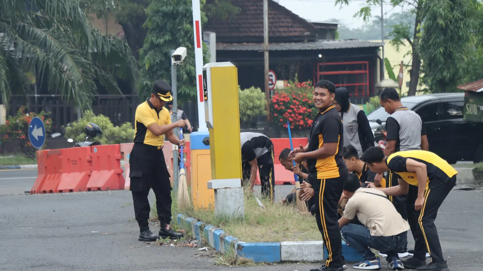 Sambut Hari Bhayangkara ke-79, Polres Nganjuk Gelar Kerja Bakti Serentak