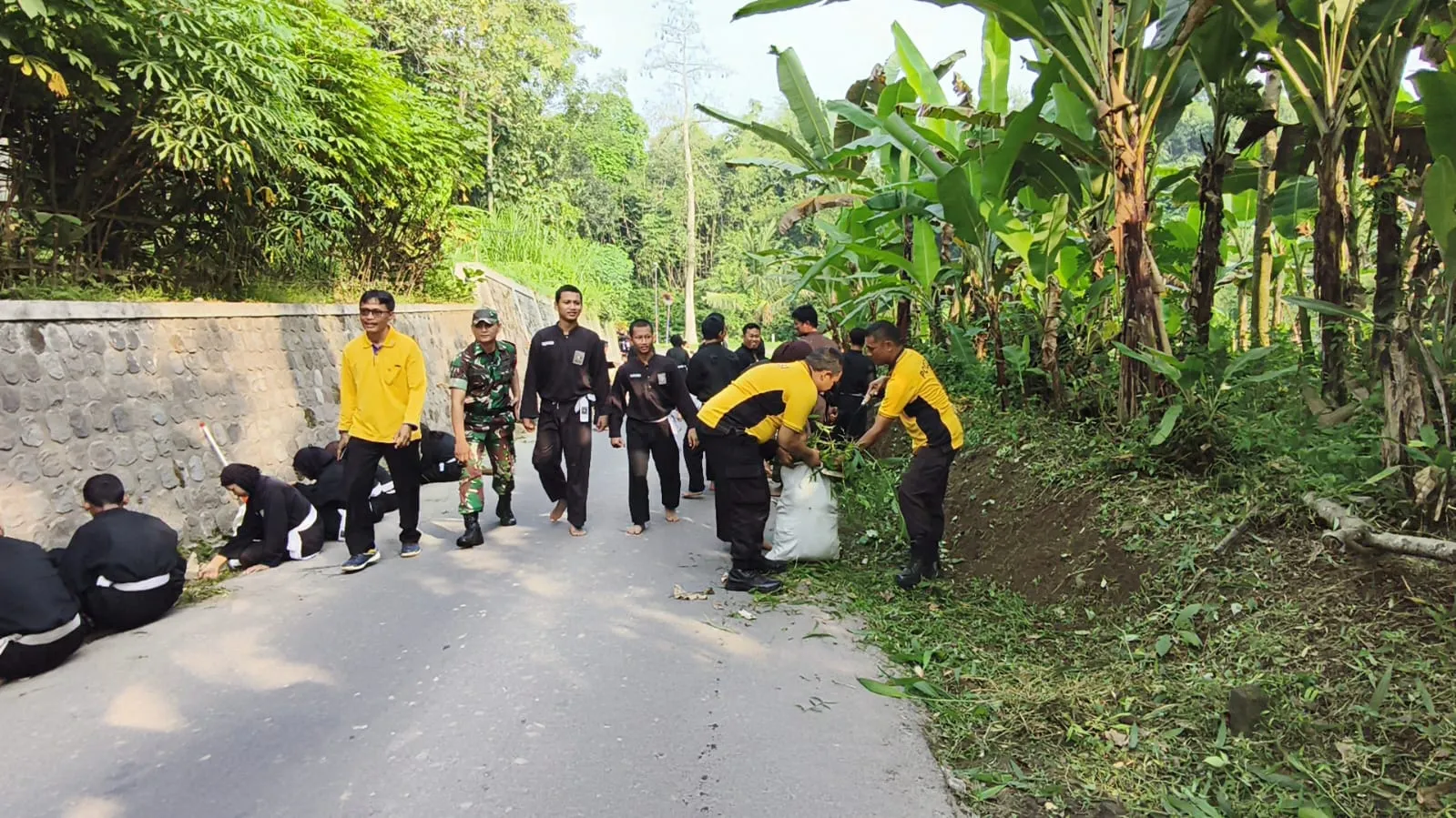 Polres Blitar Kota Gandeng Perguruan Silat Bersihkan Lingkungan Sambut Hari Bhayangkara ke-79