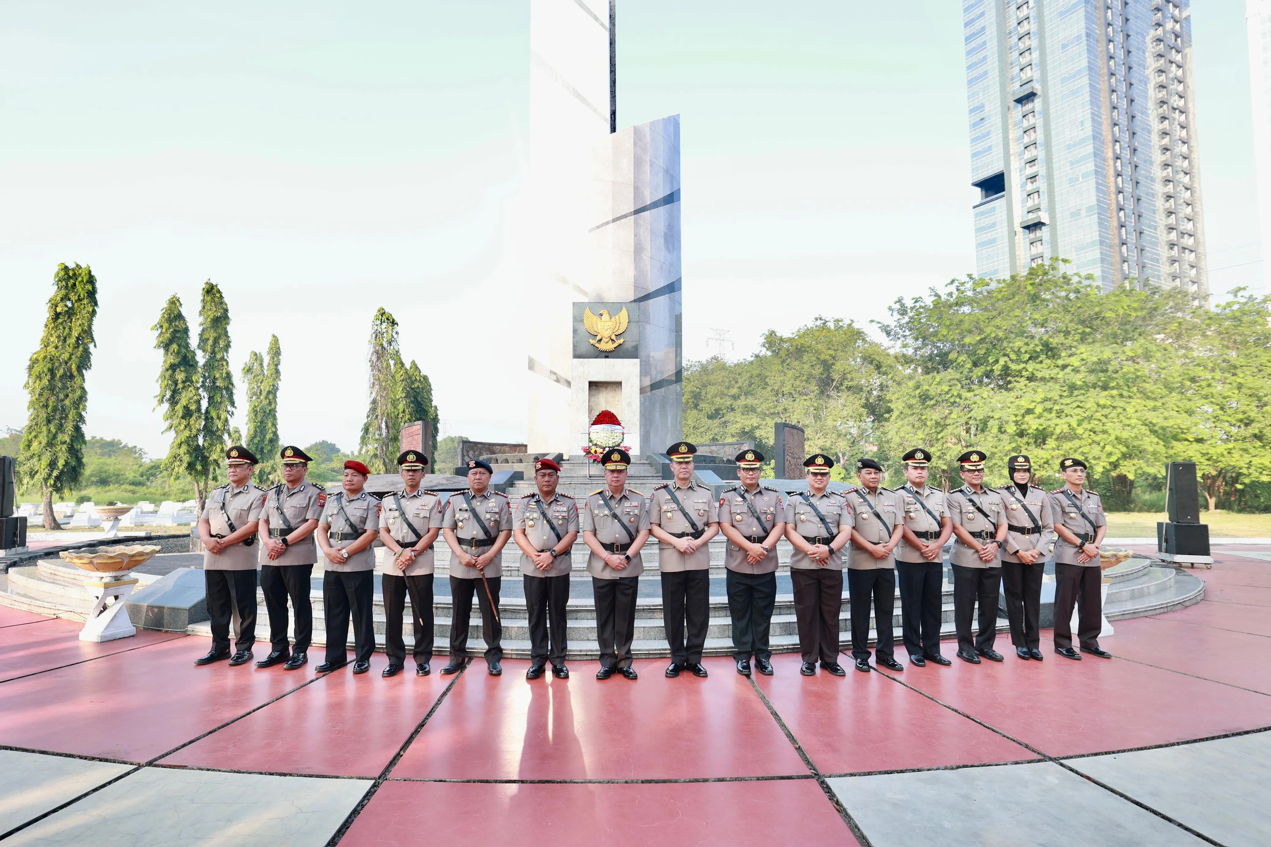 Hari Bhayangkara ke-79 Polda Jatim Kenang Jasa Para Pahlawan, Ziarah dan Tabur Bunga di TMP