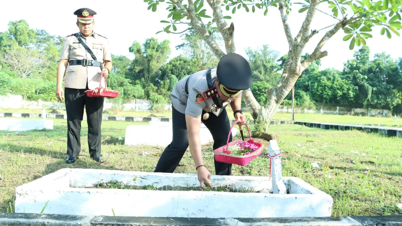 Peringati Hari Bhayangkara ke-79, Kapolres Bangkalan Pimpin Ziarah dan Tabur Bunga di Taman Makam Pahlawan