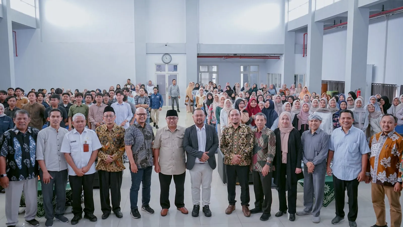 Bupati Gresik Serukan Peningkatan Skill Mahasiswa di Ajang SNEKBIS 2025