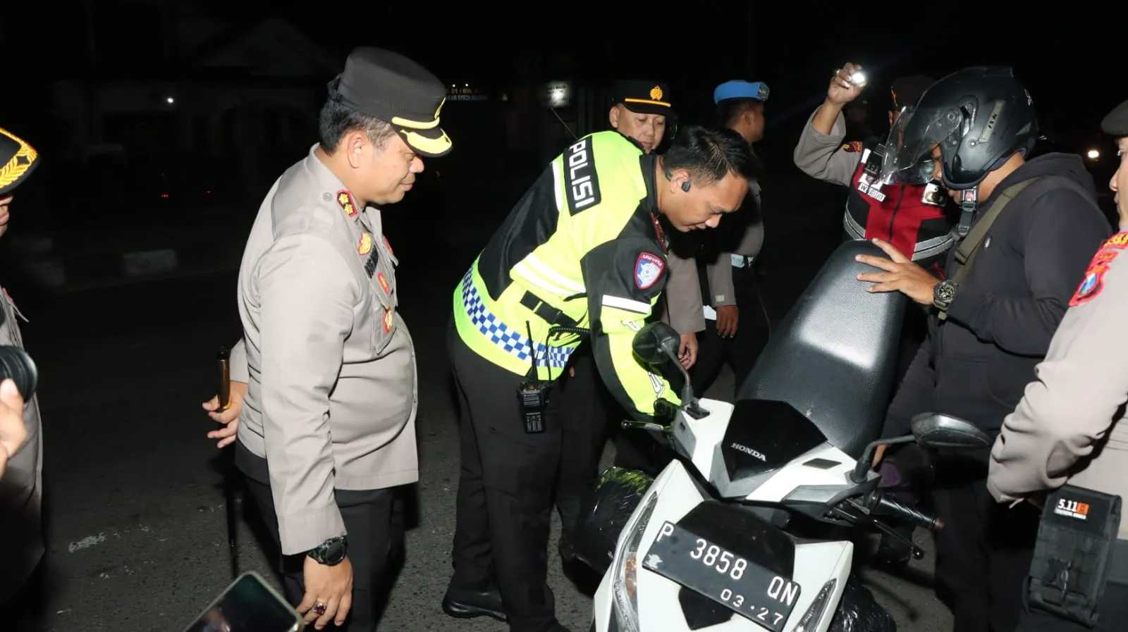 Kapolres Nganjuk Pimpin Langsung Patroli SREG dan Penyekatan di Perbatasan Jelang 1 Suro