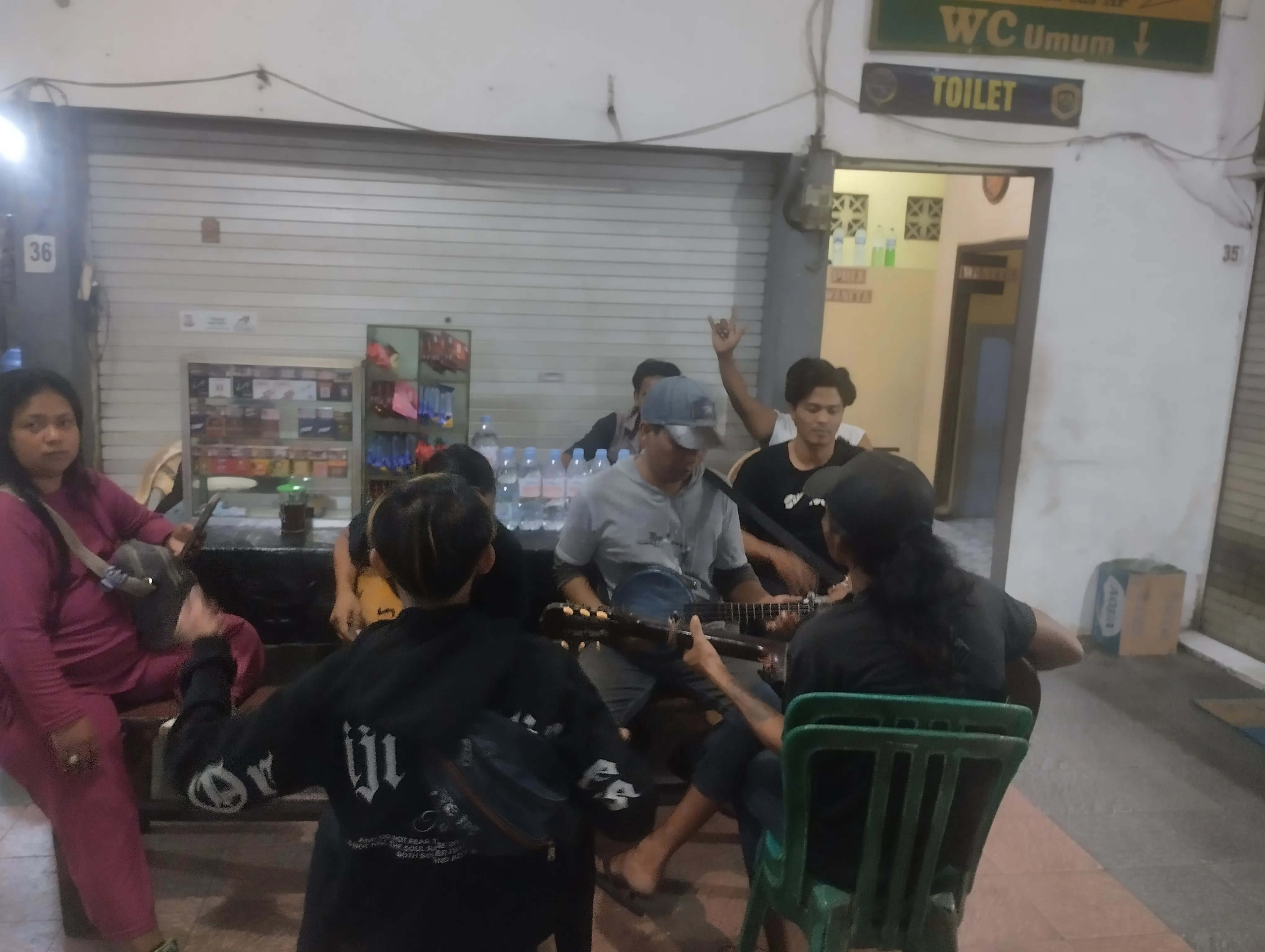 Pengunjung Terminal Probolinggo di Hibur Musik oleh Grop Pengamen