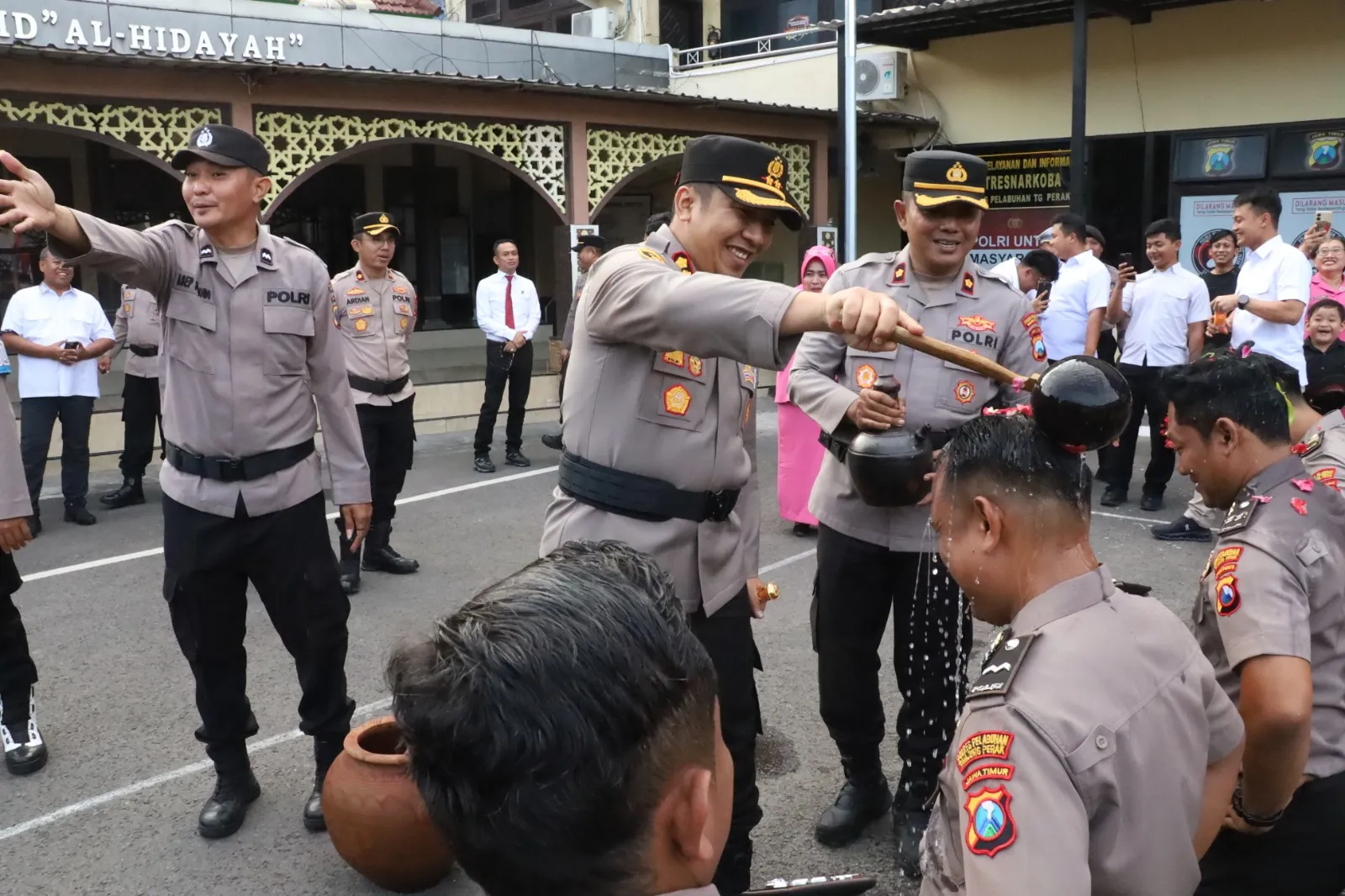 Kapolres Pelabuhan Tanjung Perak Pimpin Upacara Kenaikan Pangkat 47 Personil