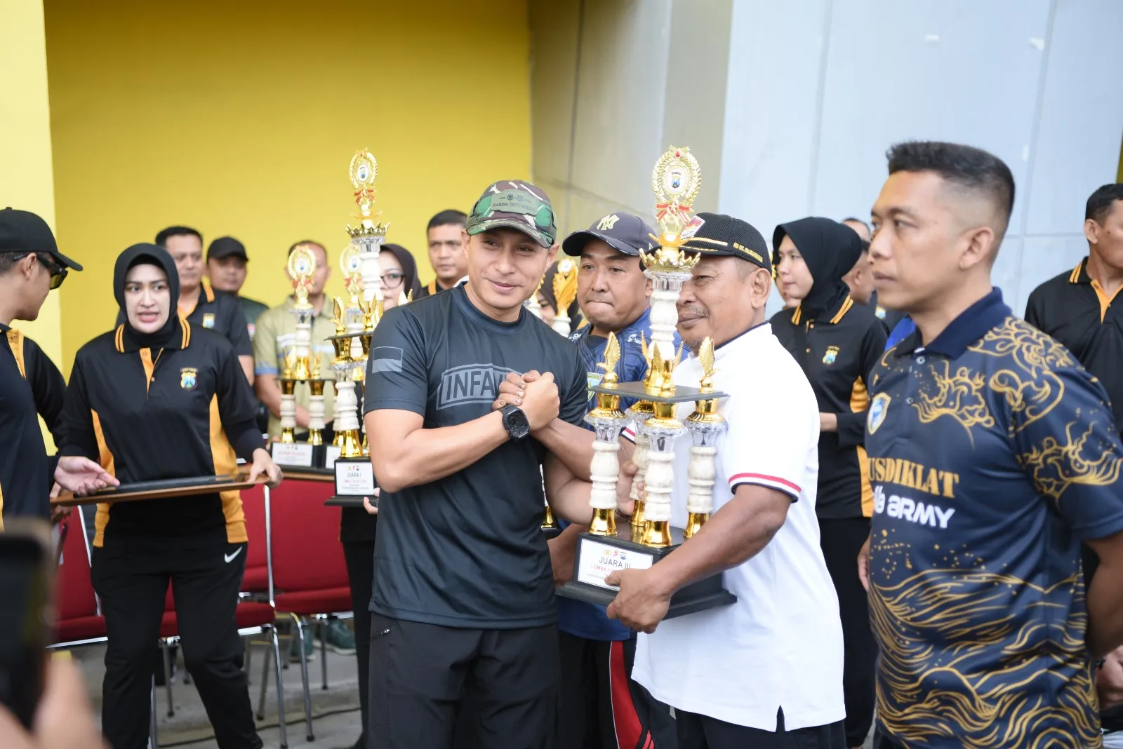 Perkuat Sinergi dan Kebersamaan Polres Gresik Gelar Olahraga Bersama di Hari Bhayangkara ke-79