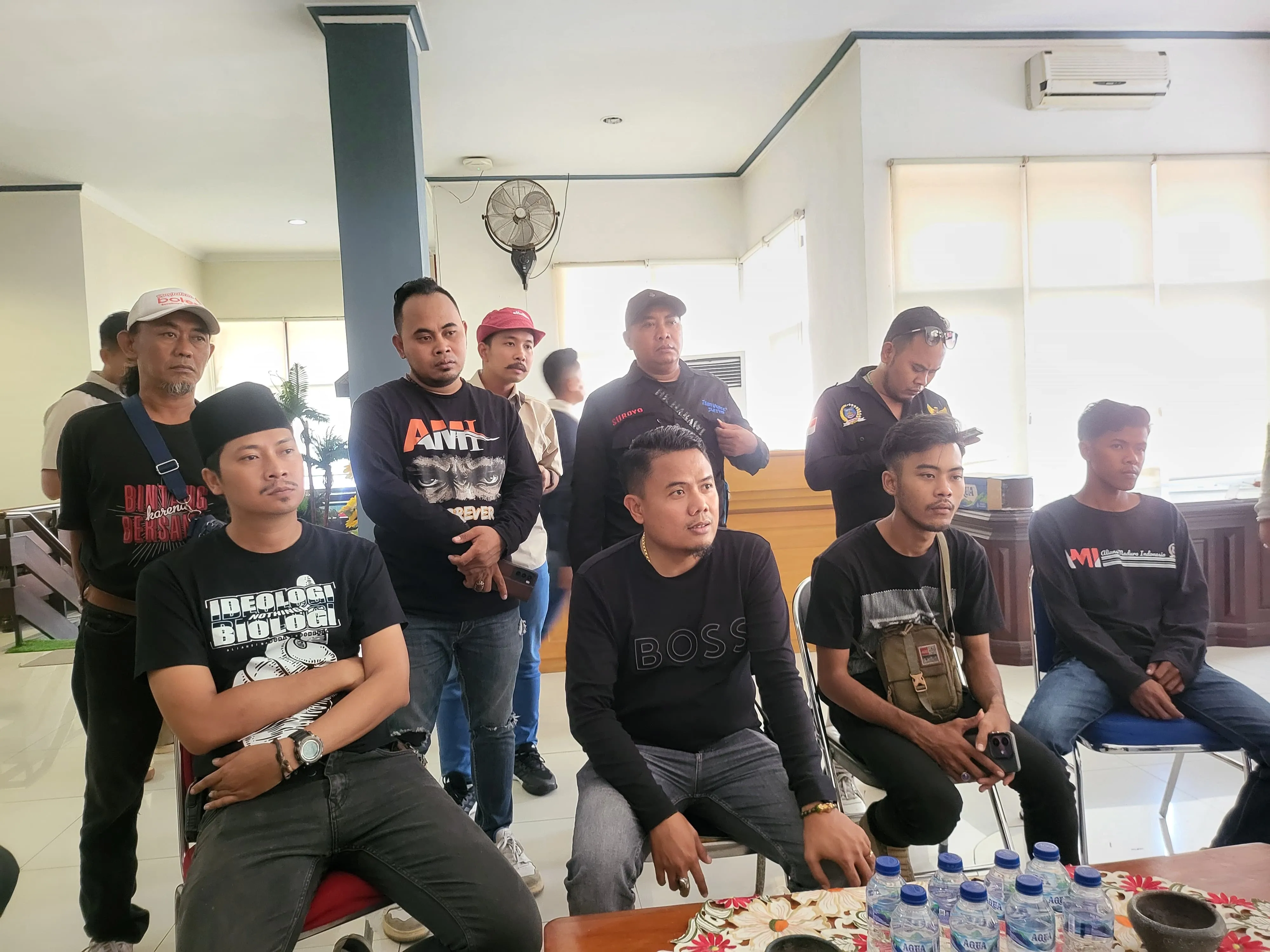 Ami Turun Tangan! Sampah Untuk Dprd Penjual Janji