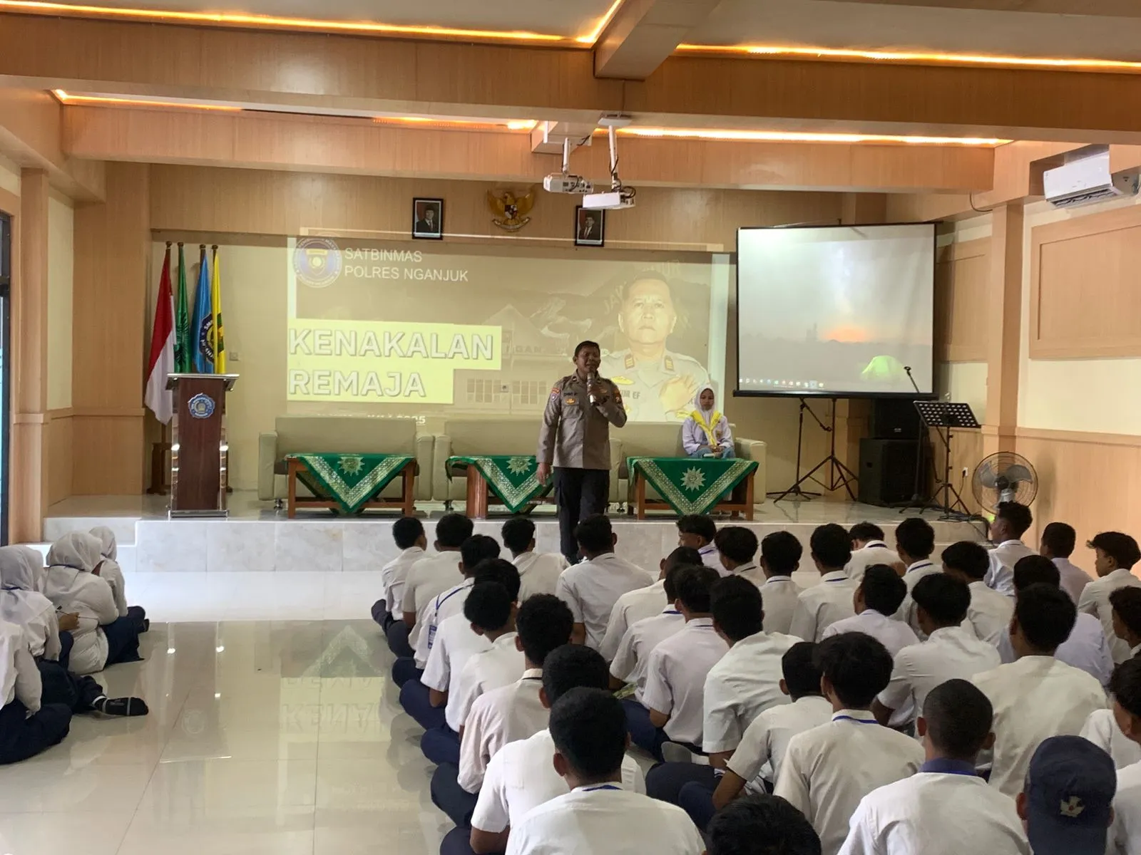 Sat Binmas Polres Nganjuk Tanamkan Nilai Disiplin di MPLS SMK Muhammadiyah 1