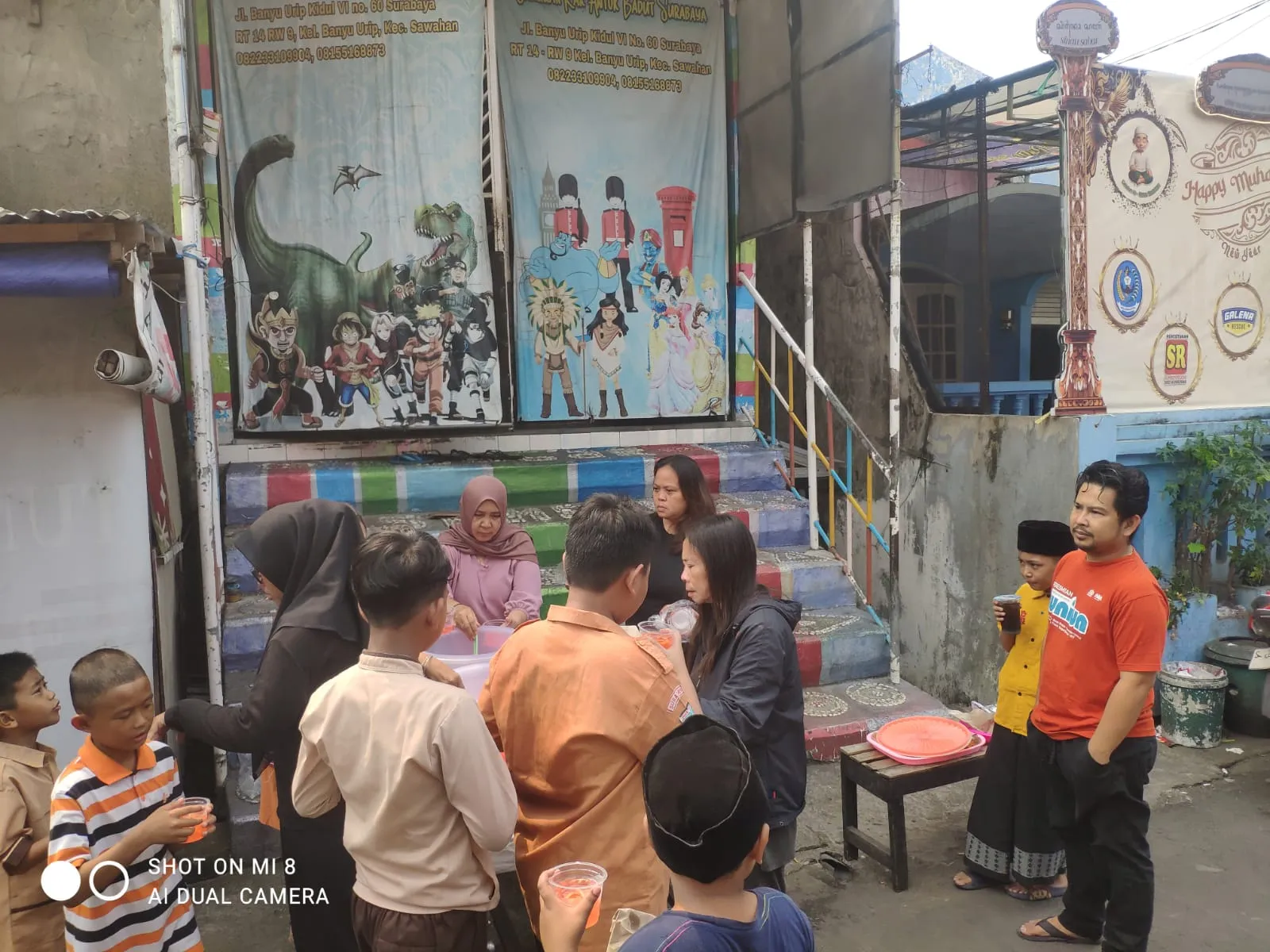 Al Ikhlas Nusantara Bagi-bagi Ta'jil Gratis Jum'at Berkah di Jalan Banyu Urip Kidul VI Surabaya
