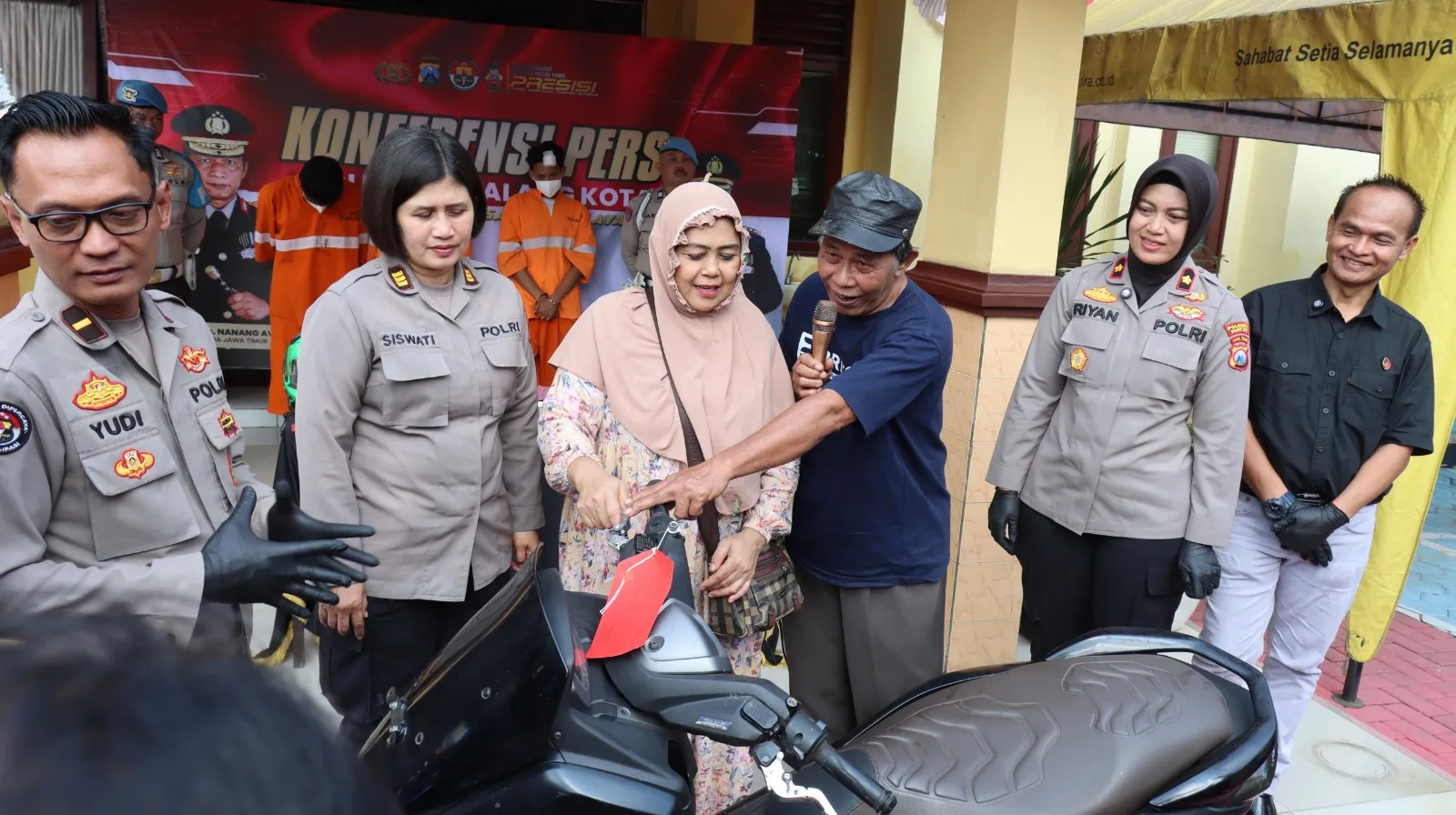 Senyum Sumringah Korban Curanmor di Kota Malang Saat Polisi Temukan dan Kembalikan Motor yang Hilang