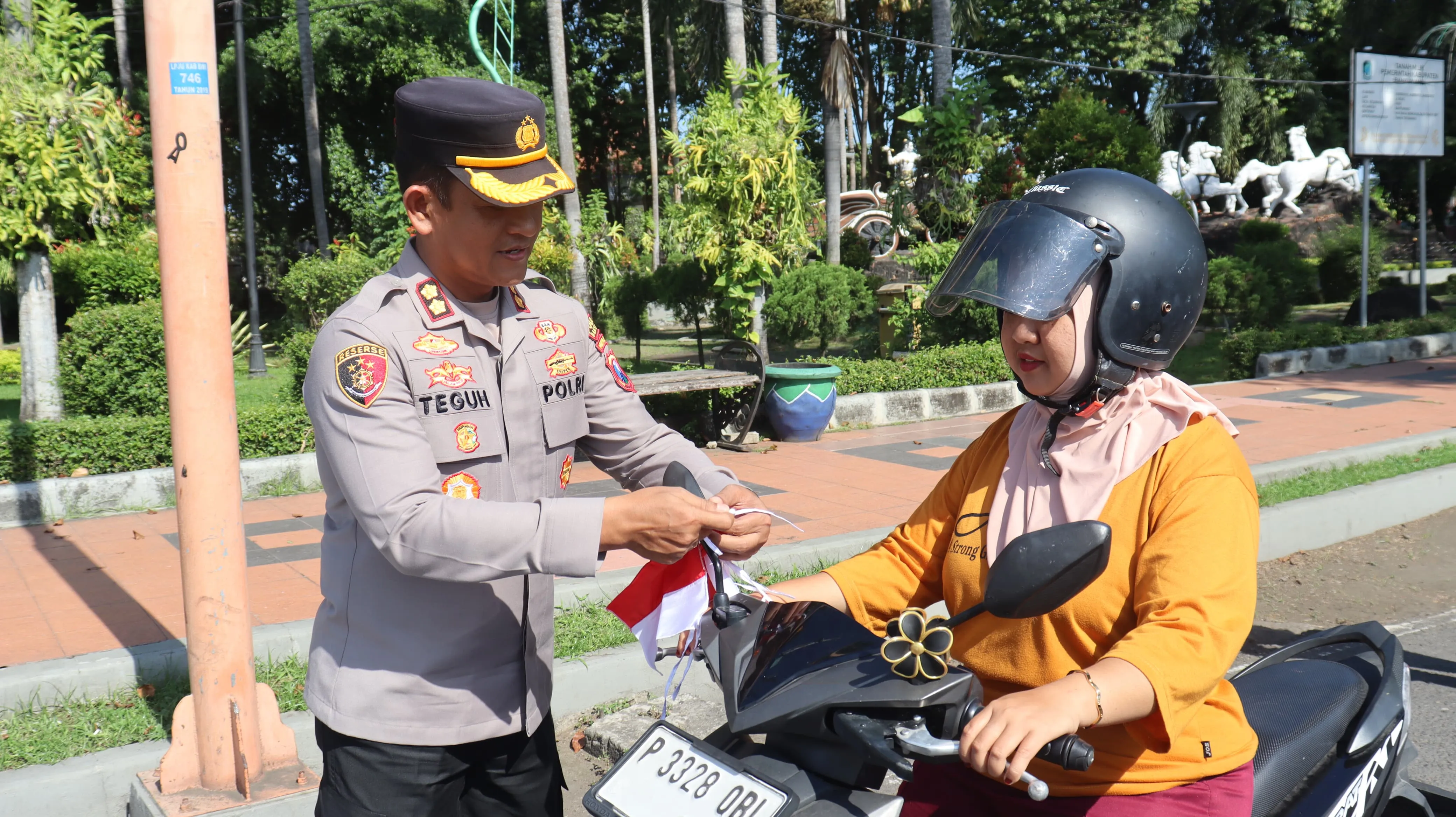 Polresta Banyuwangi Berbagi Bendera Merah Putih Sambut HUT Kemerdekaan RI ke-80