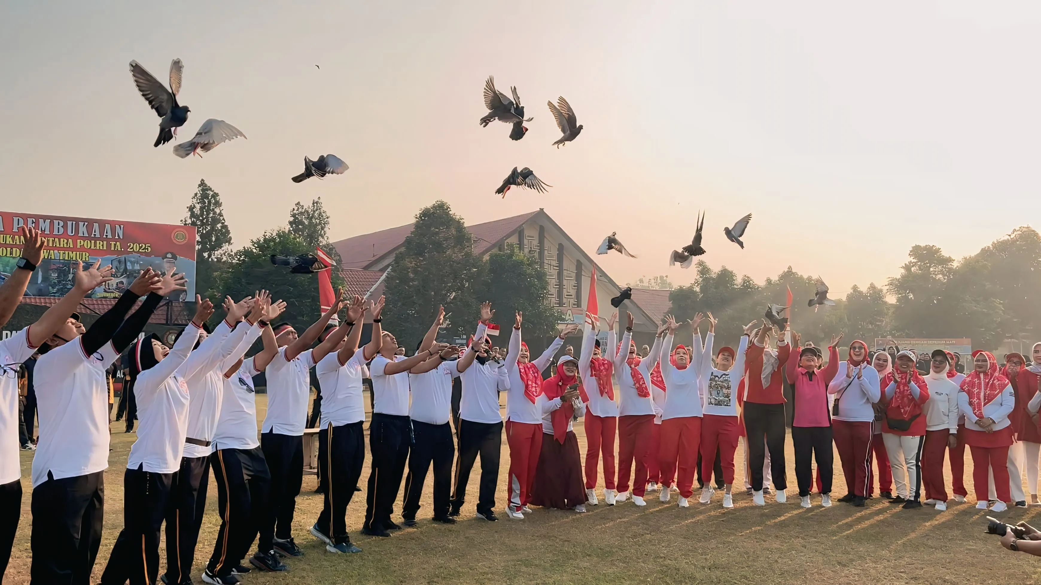Gelorakan Semangat Kemerdekaan, SPN Polda Jatim Lepas 17 Merpati Gelar Berbagai Lomba Penuh Kebersamaan ​