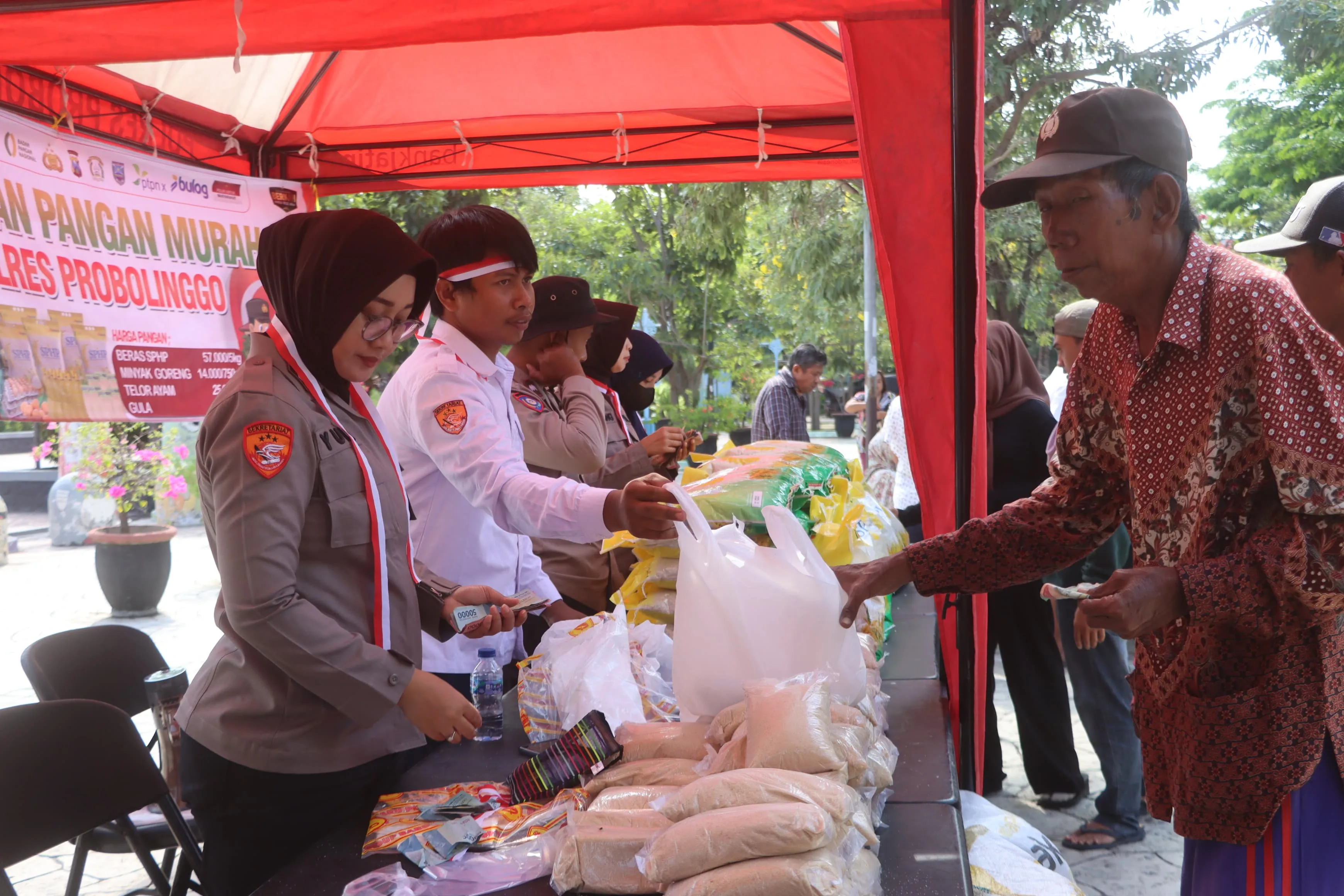 Polres Probolinggo bersama Bulog Gelar Pasar Murah di Hari Juang Polri Siapkan 44 Ton Beras